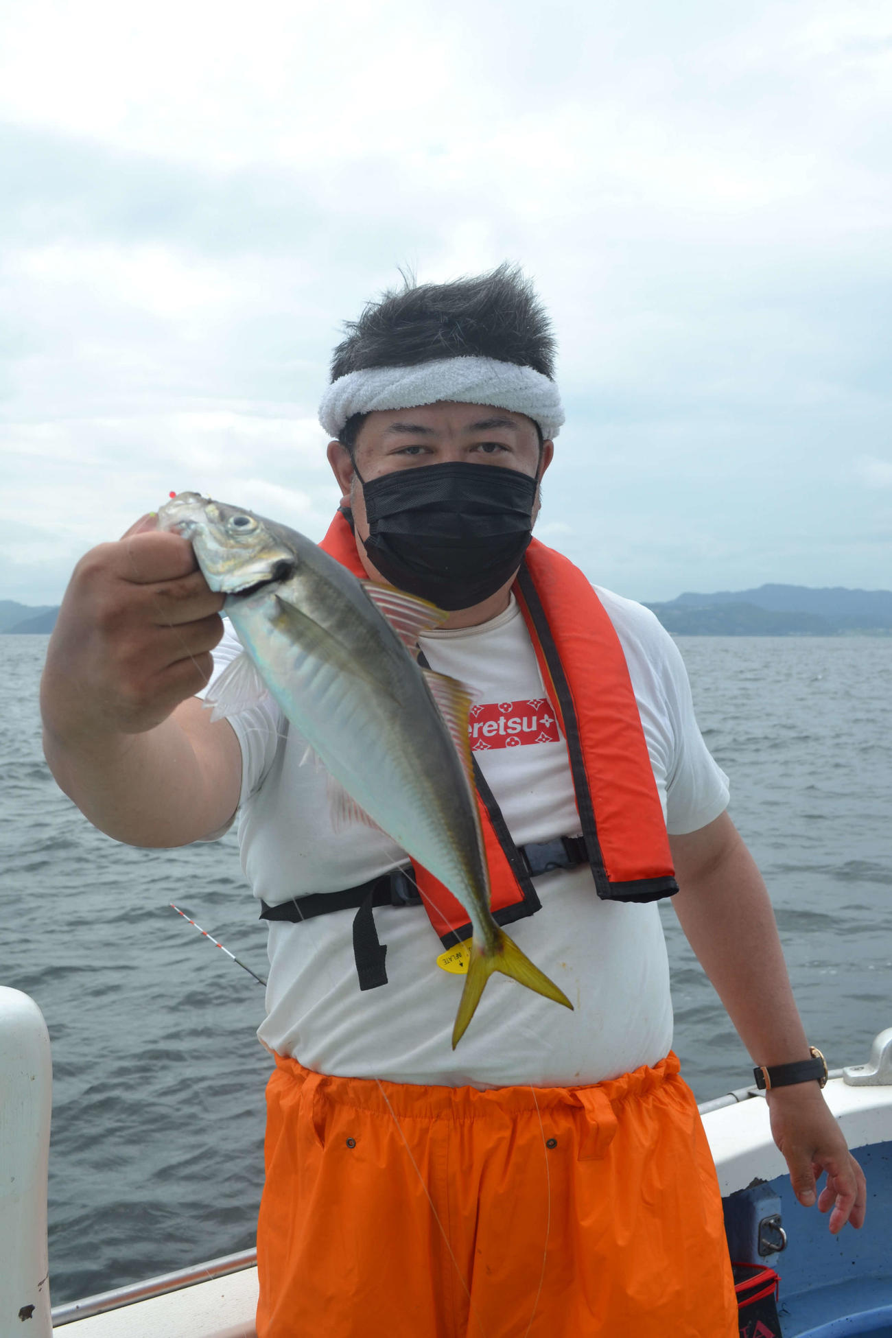 高山成烈さん（千葉県成田市）　黄金アジ39センチ＝6月30日、千葉・金谷「光進丸」