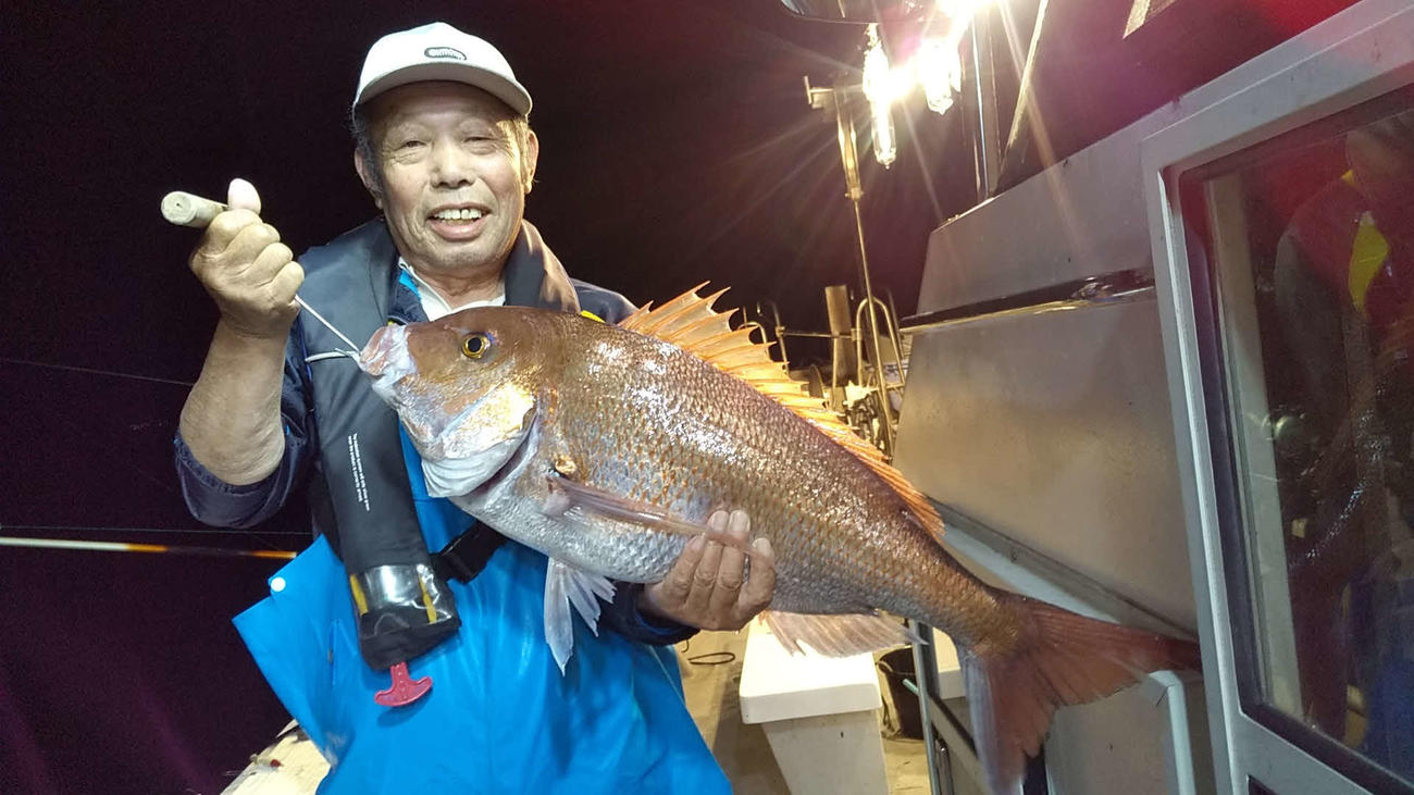 大型マダイを釣って満足顔の小田原さん