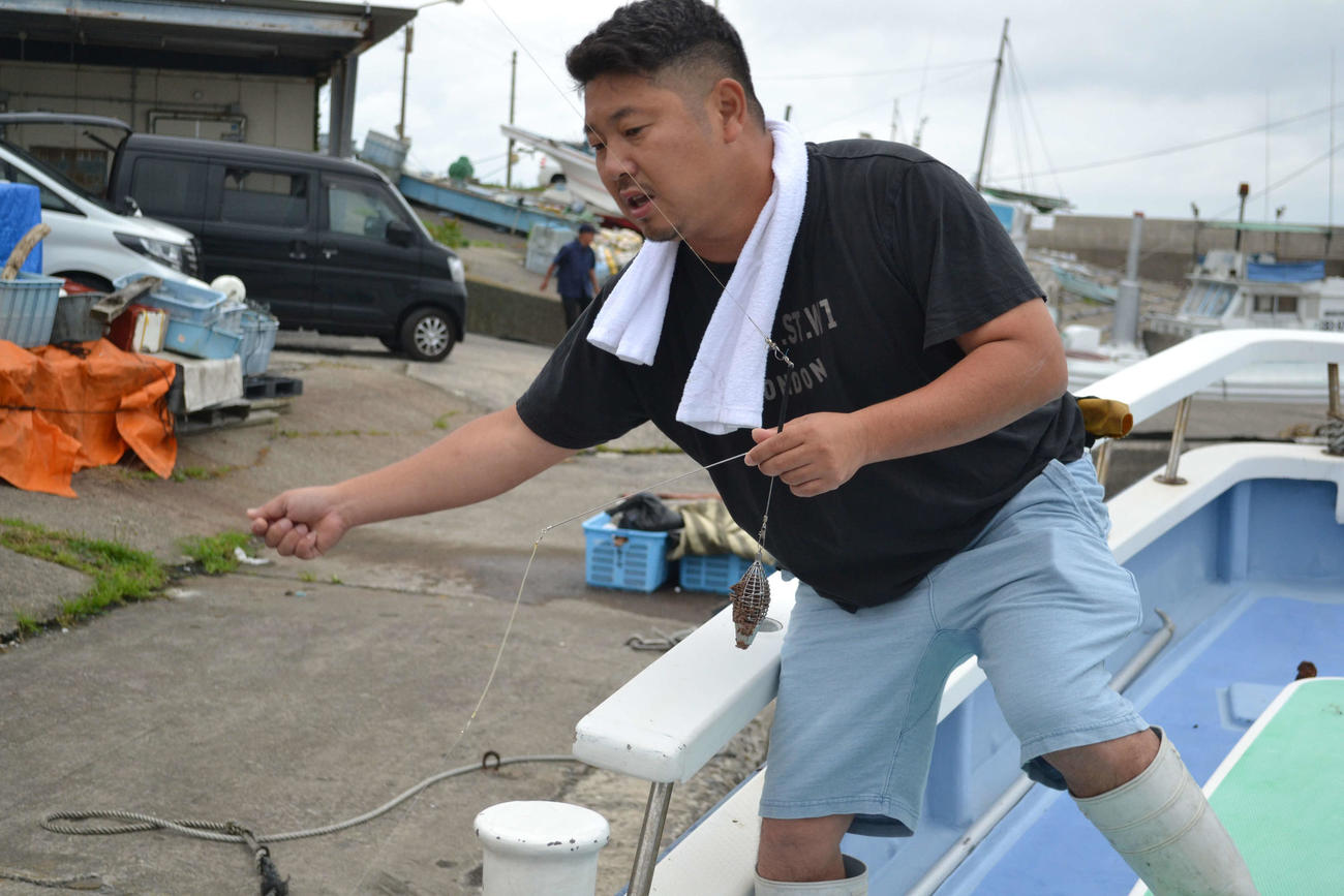 出船前に釣り方などの事前講義を行う岡澤裕治船長