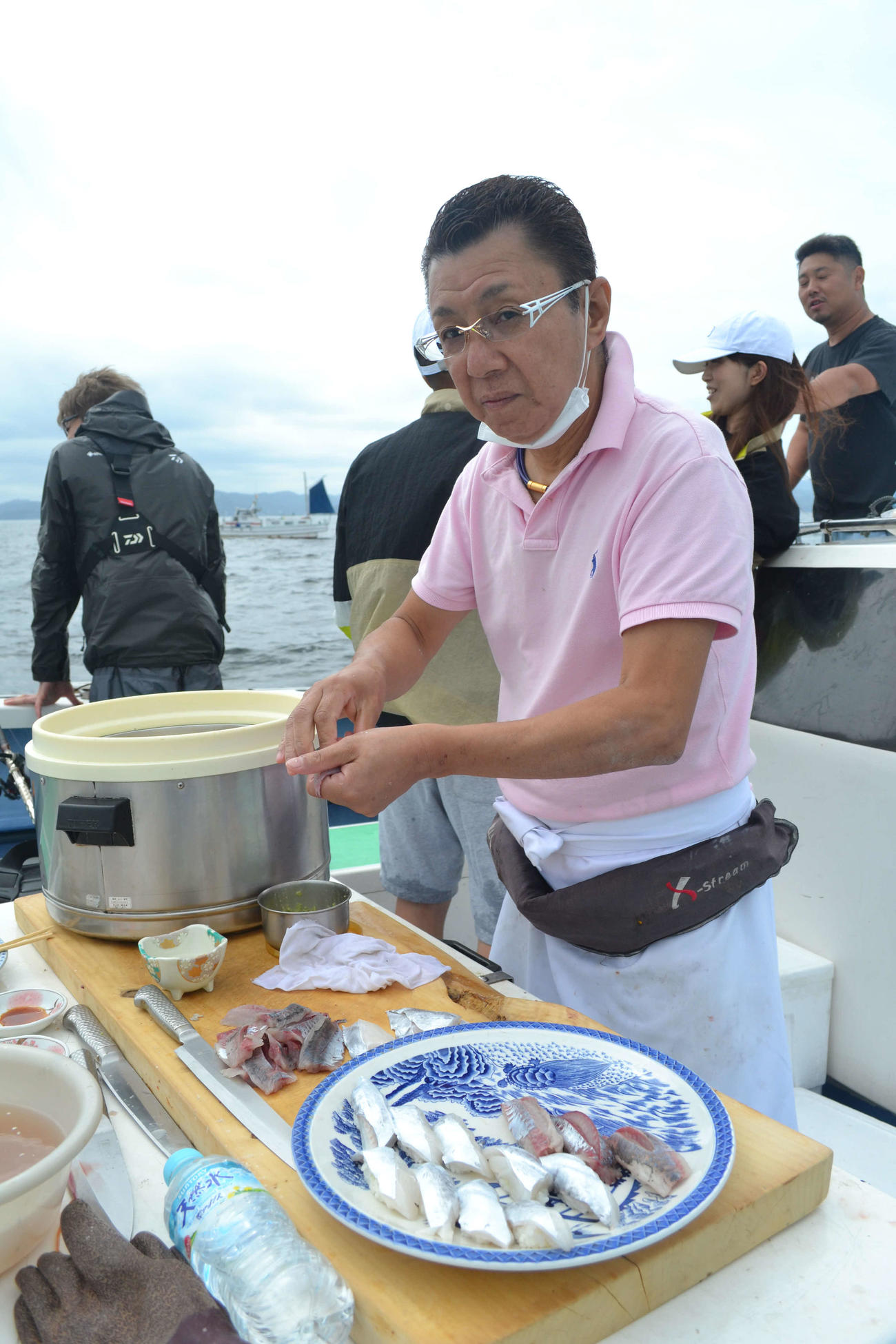 船上で寿しを握る菅沼幸司さん