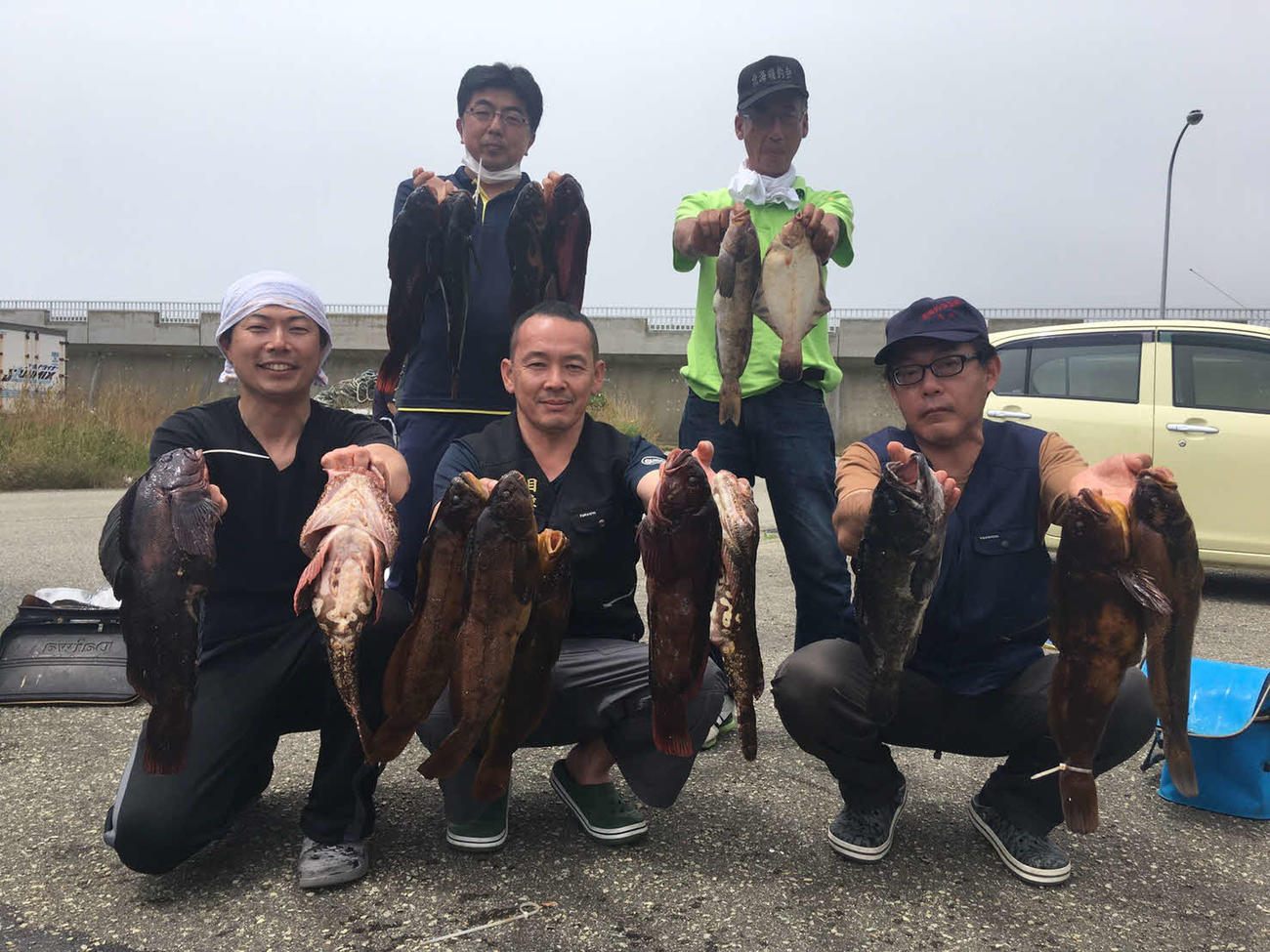 大会での釣果に笑顔を見せる北海道遊釣倶楽部のメンバー