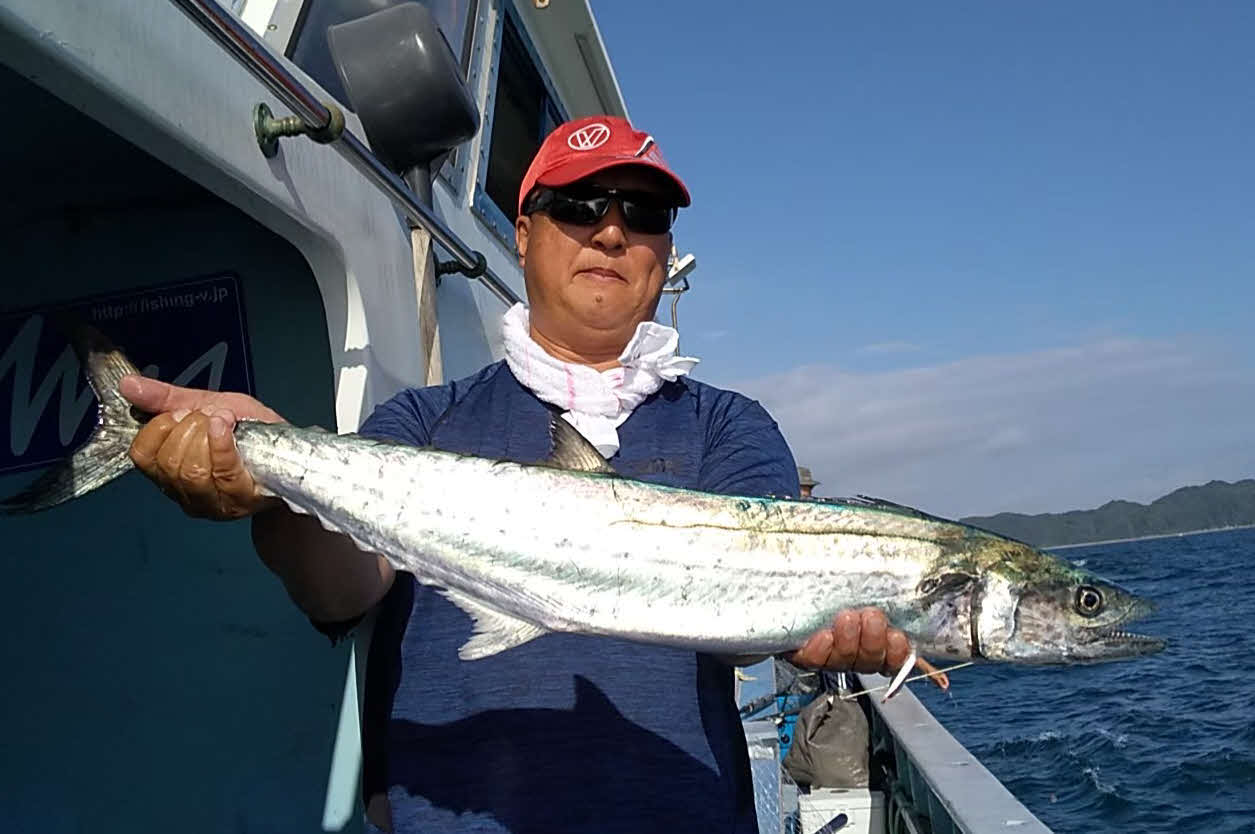 サワラを披露する岩口さん
