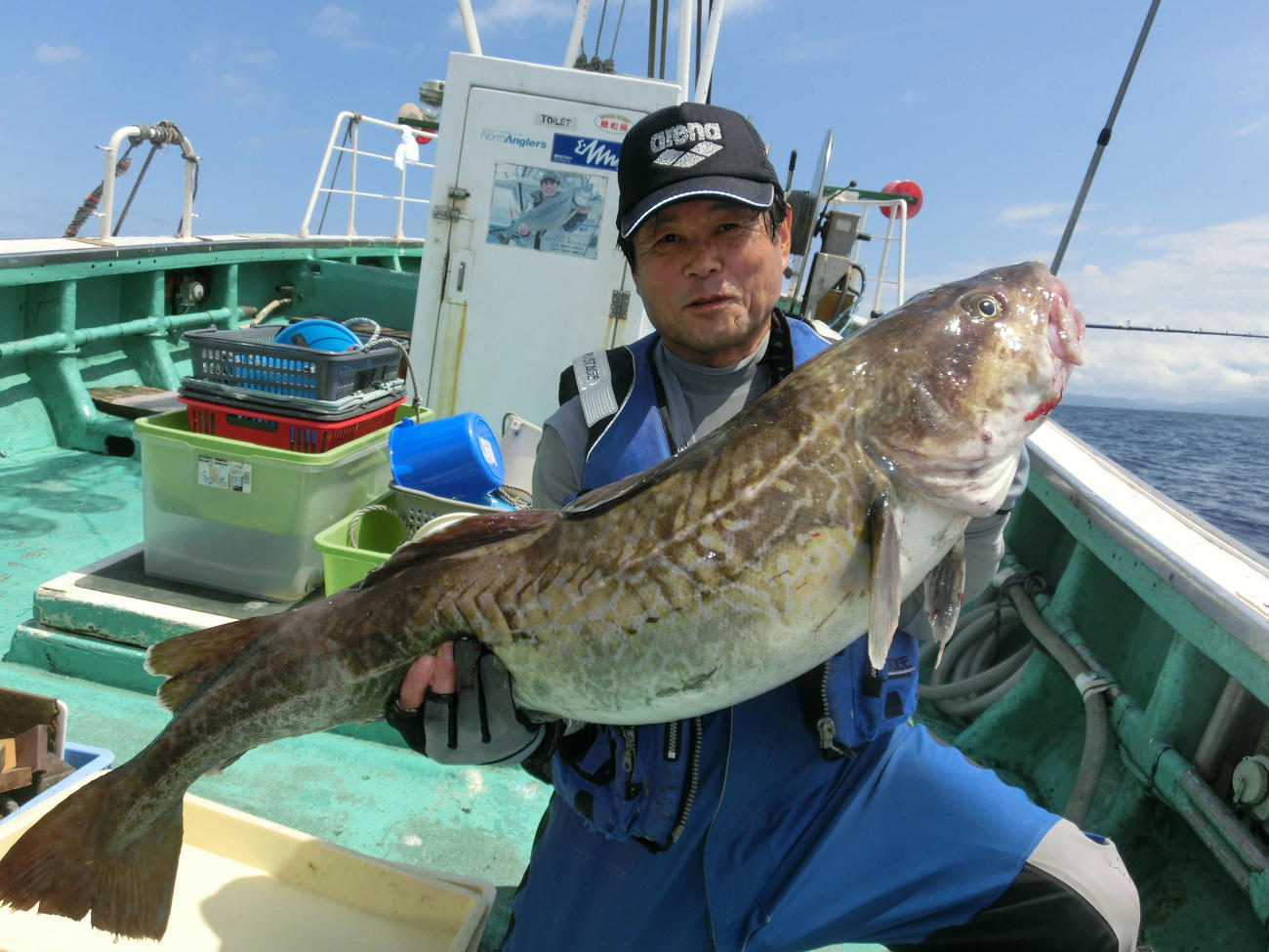 圧巻の大型マダラを釣り上げる札幌市の田代正昭さん