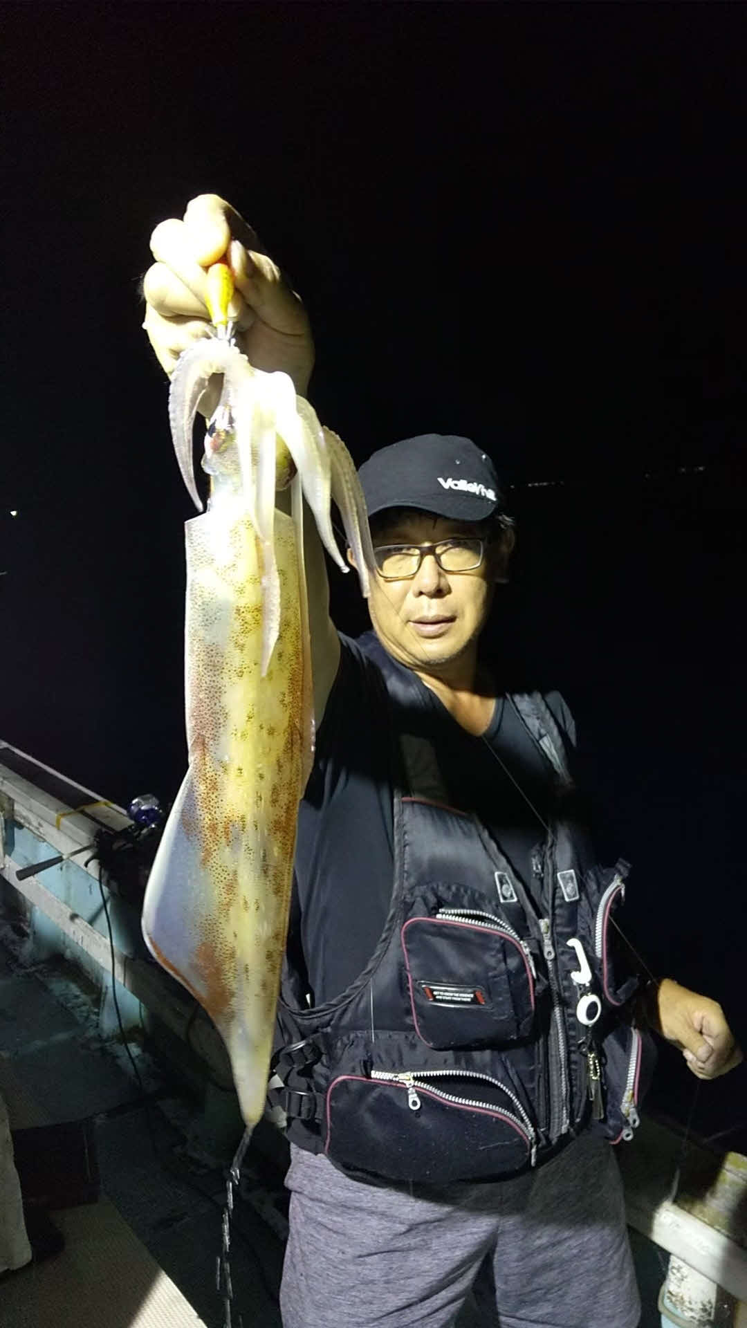 竿をギュンギュン絞る引きをみせた40センチのケンサキイカ