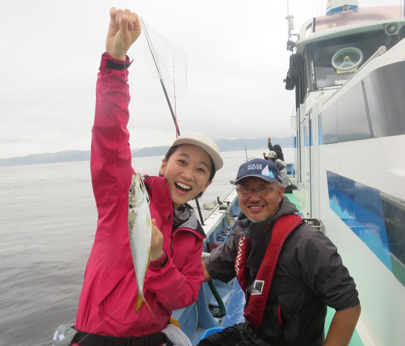 午後船で金谷の黄金アジに挑戦。40センチ超を釣り上げた太田唯（左）と木村尚さん