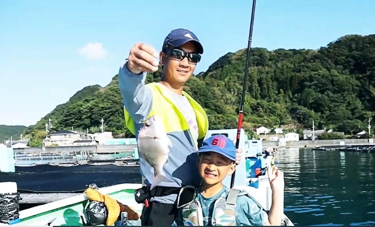 ちょい釣り体験でマダイをゲットした親子