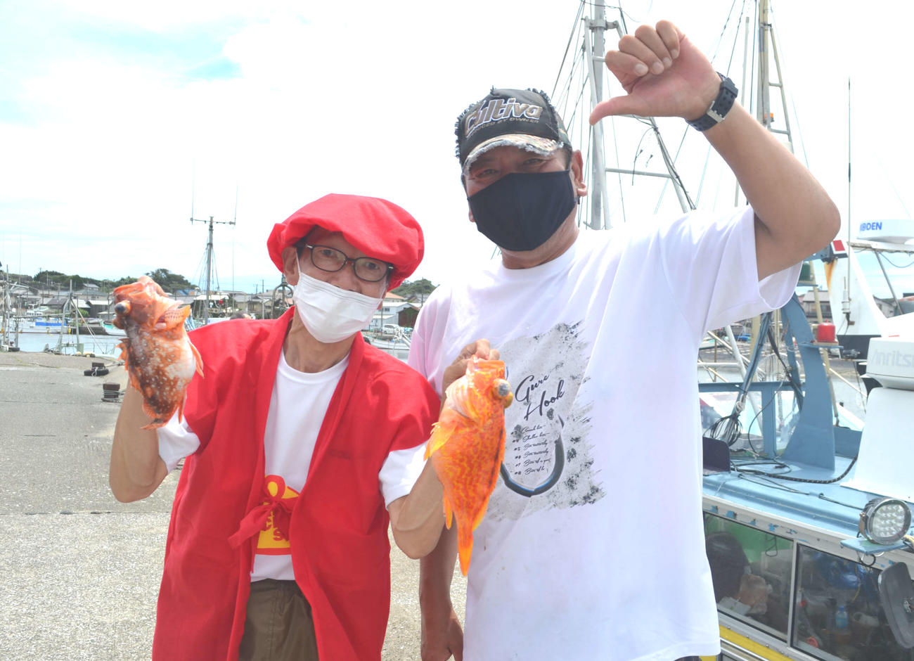 還暦の赤いちゃんちゃんこを着た松本アナと佐々木氏