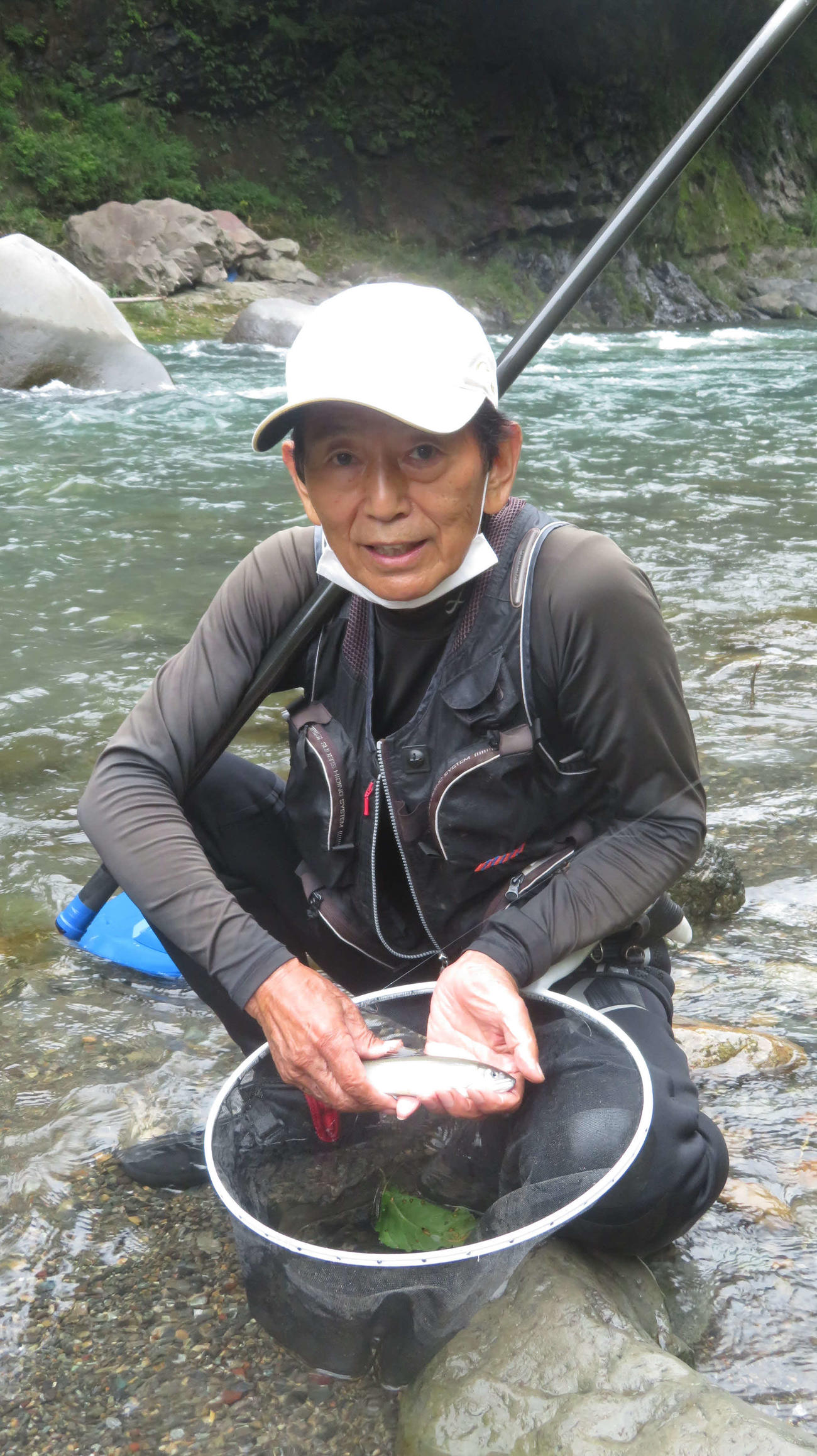 数年ぶりのコロガシで開始早々アユを釣り上げた細田さん