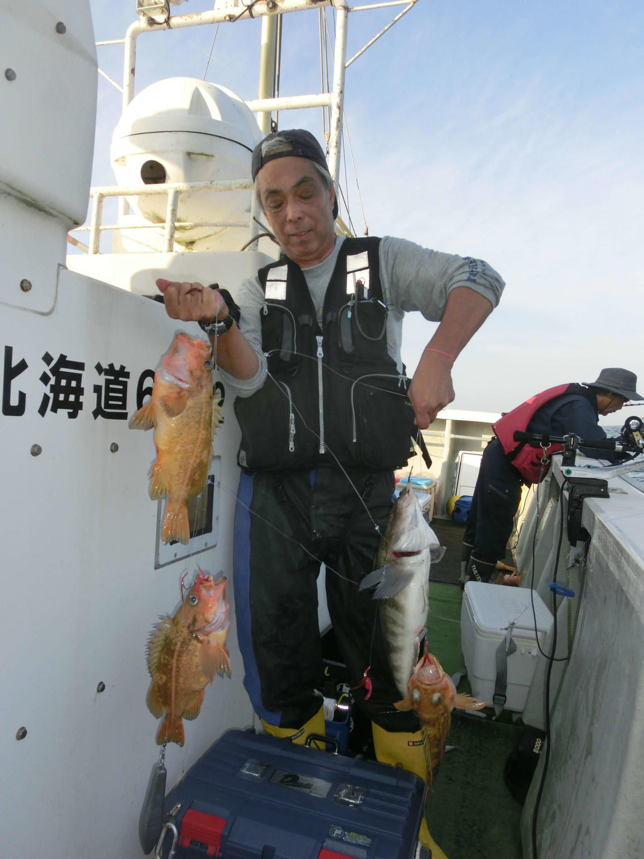 大型のヤナギノマイやホッケを釣り上げ五目釣りを楽しんだ苫小牧市の津田隆一さん