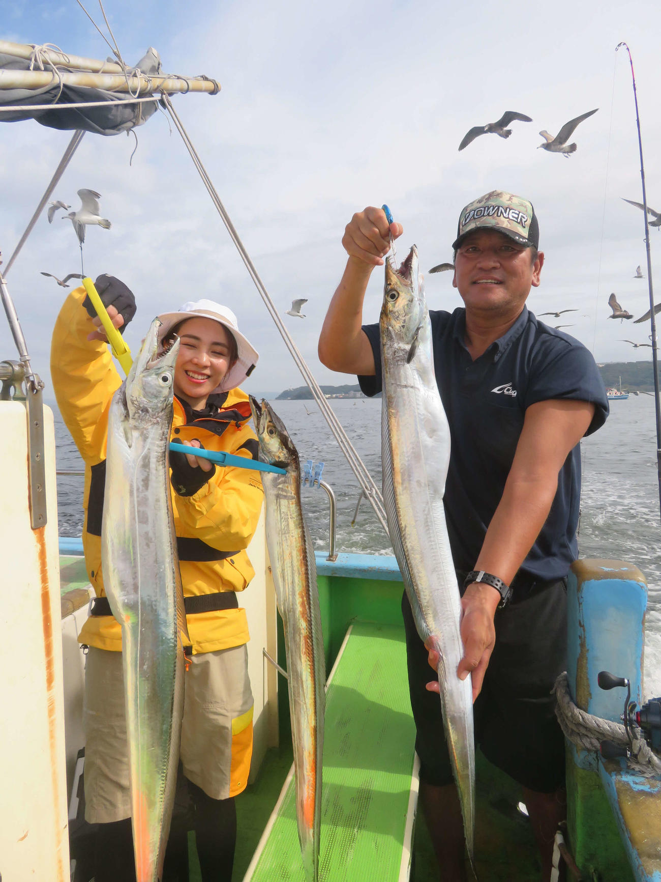 テンヤタチウオ釣りに初挑戦した利水つばさ（左）と先生役を買って出た佐々木主浩。ともにドラゴンゲット！