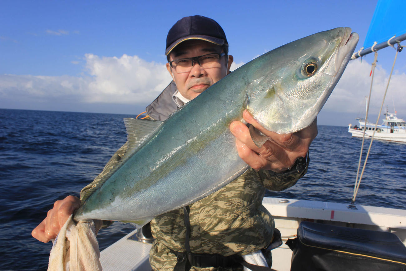 宮脇さんが釣り上げた75センチのメジロ