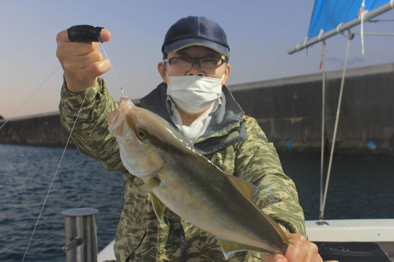 宮脇さんが釣り上げた48センチのカンパチ