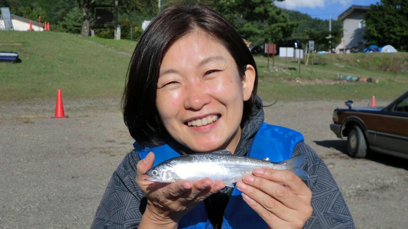 24センチを釣って笑顔の渡辺美春さん