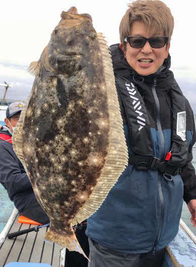 アニキこと哀川翔は終了間際に2キロ級のヒラメをゲット
