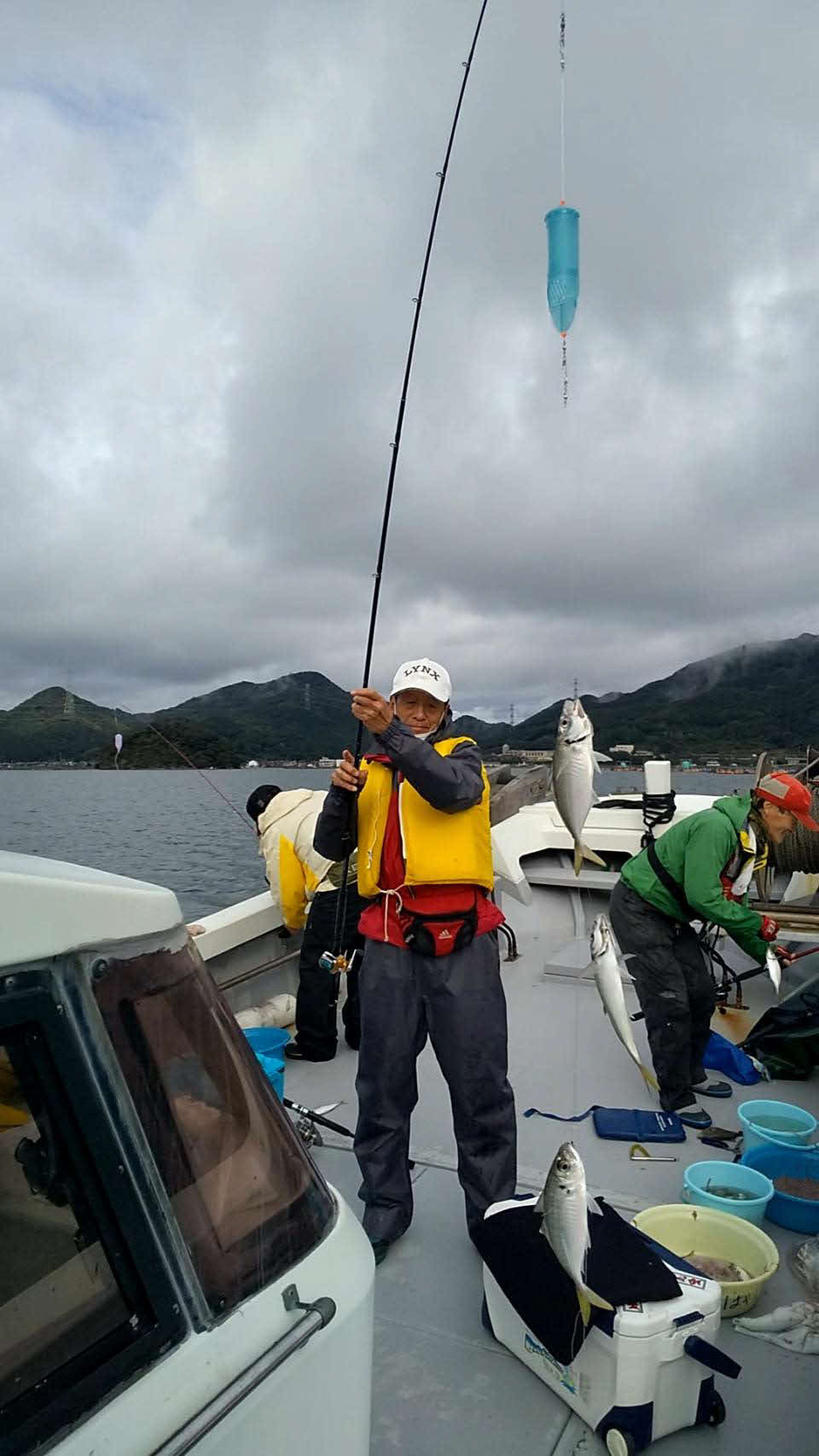 サビキで連掛けしたマアジを次々に取り込む青山さん