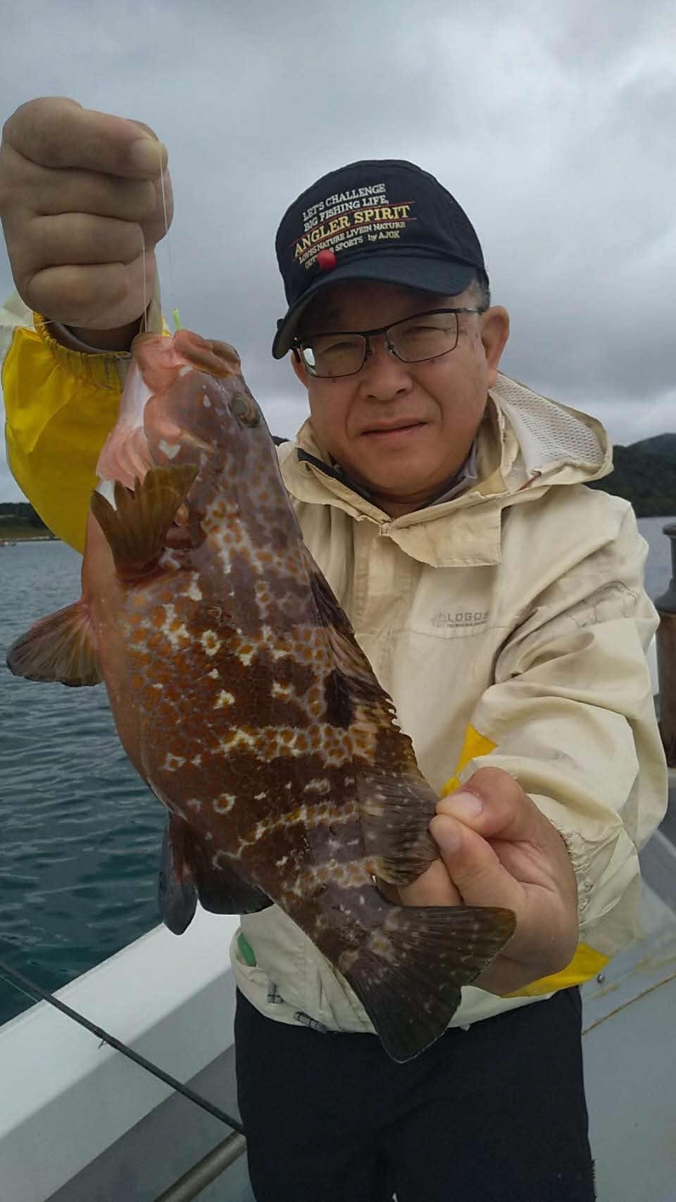 31センチのキジハタを手にしてにんまりの丸山さん