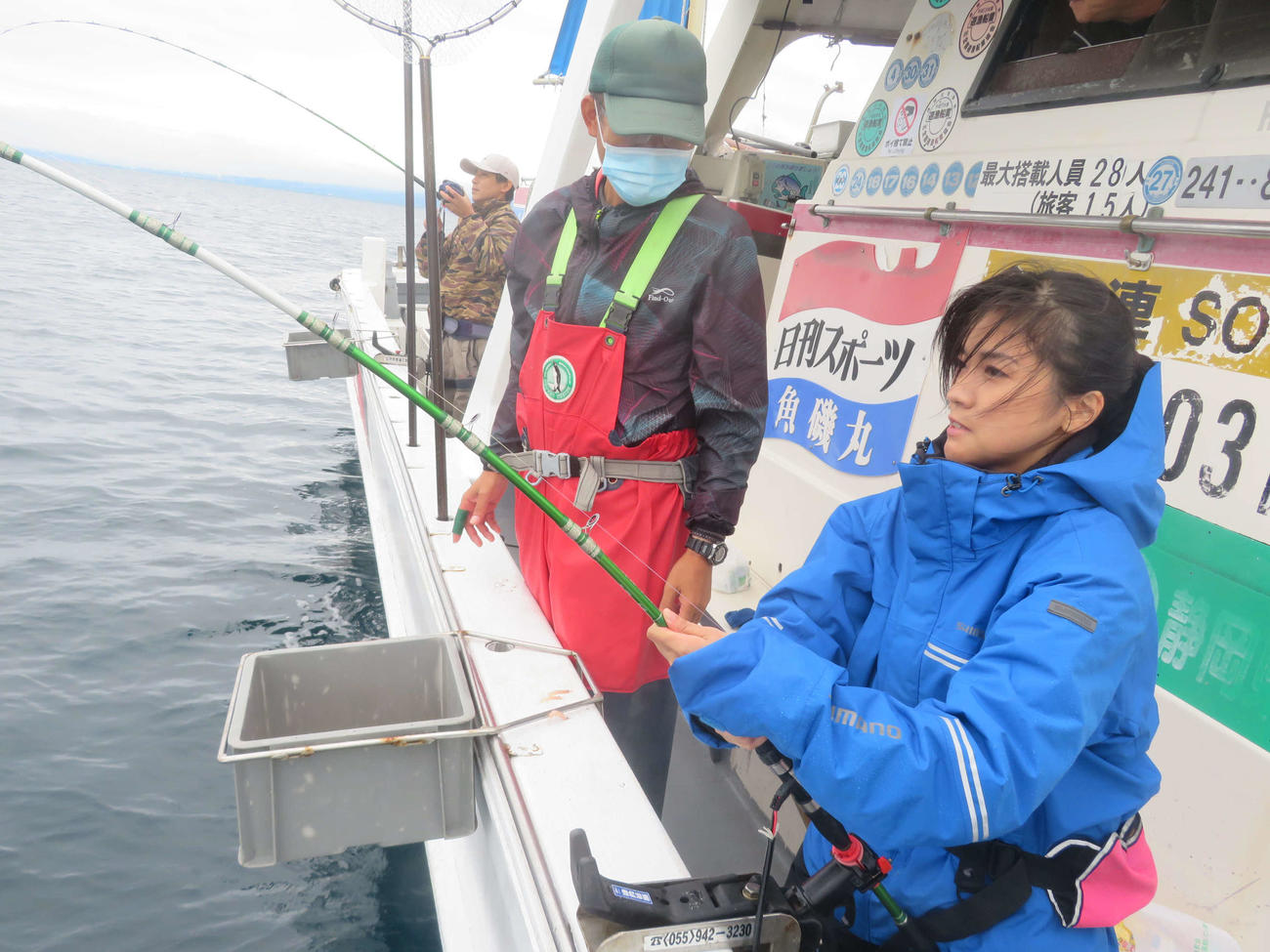 真剣な表情でマダイ五目に挑む出光仁美（右）と丁寧に指導してくれたまっちゃん（中央）