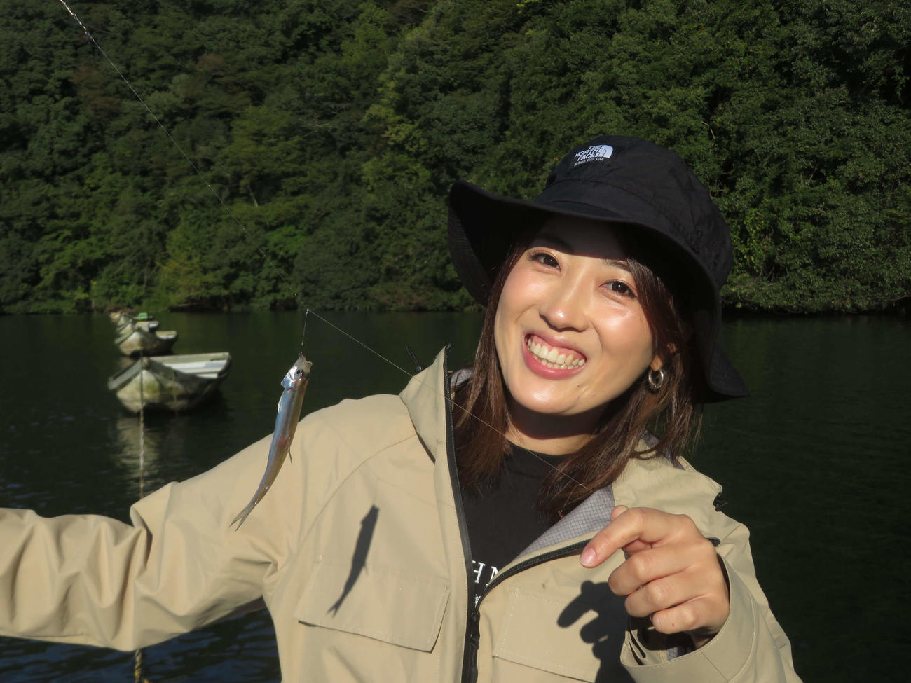 相模湖「柴田ボート」でワカサギ釣りに挑戦した岡田万里奈。良型に会心の笑顔！