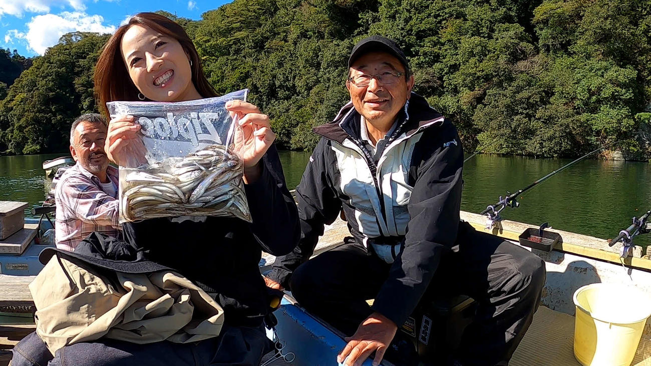 ワカサギ名人の西山（右）さんから320匹のプレゼントも