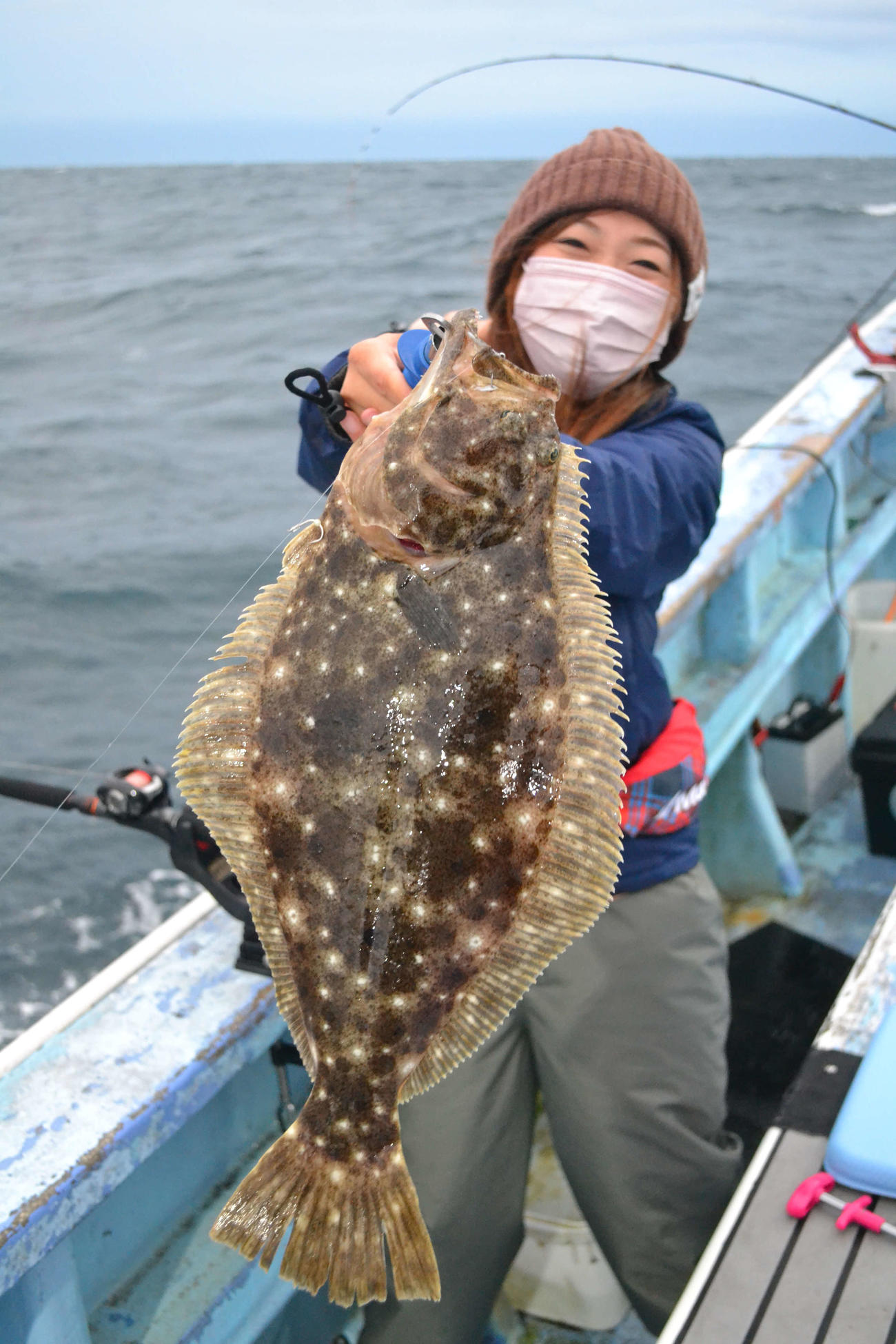 紅一点の愛川りささん、ヒラメ6匹でサオ頭