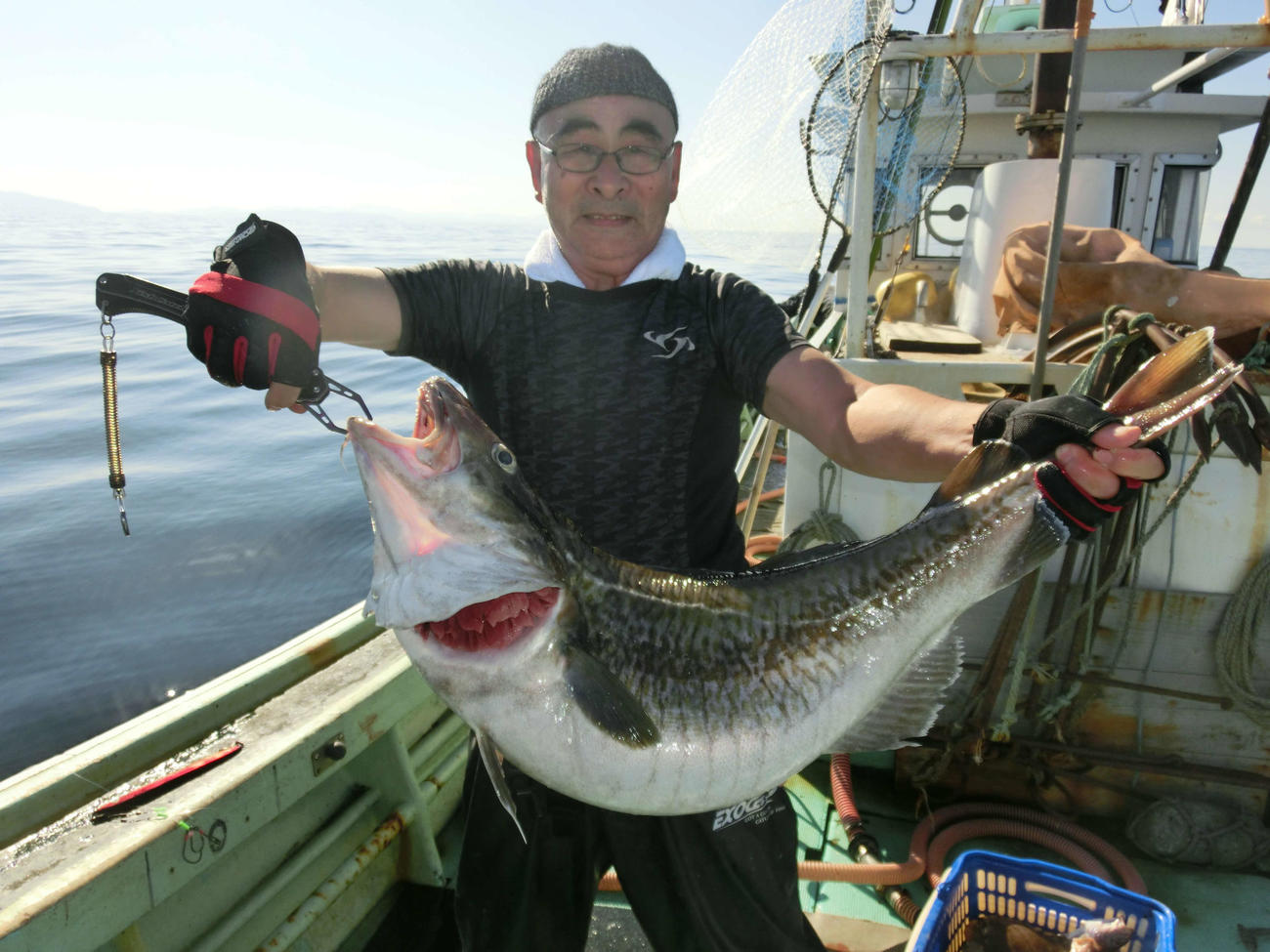 釣り上げた大型マダラを手に笑顔をみせる恵庭市の高橋和義さん