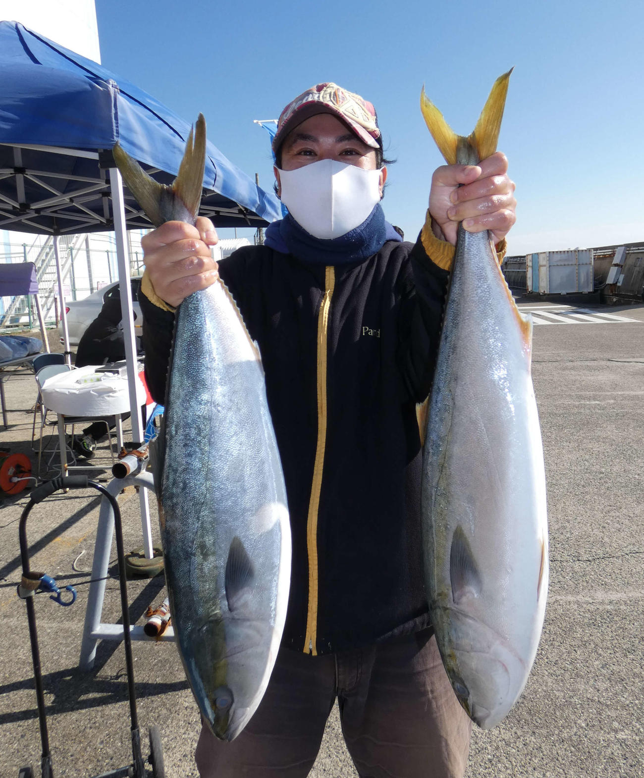仕留めたメジロを披露する岡本さん