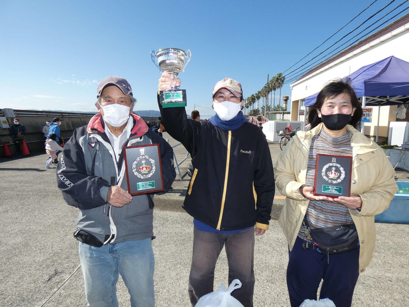 左から2位の森さん、1位の岡本さん、3位の大路さん