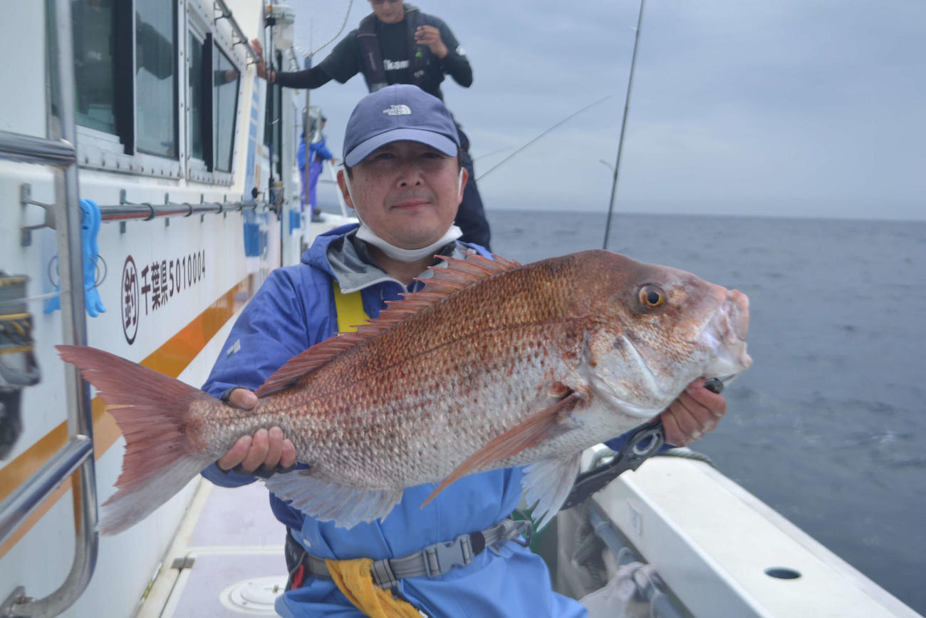 飯島保茂さん、5・5キロの大ダイを釣り上げて優勝に花を添えた