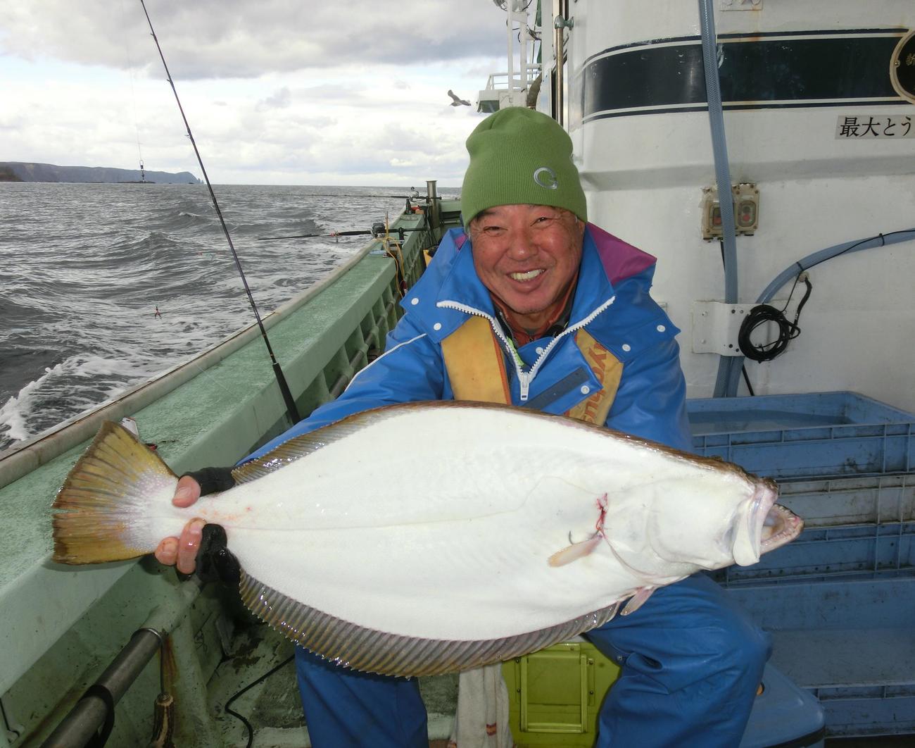 73センチの大型ヒラメを釣り上げた両沢さん