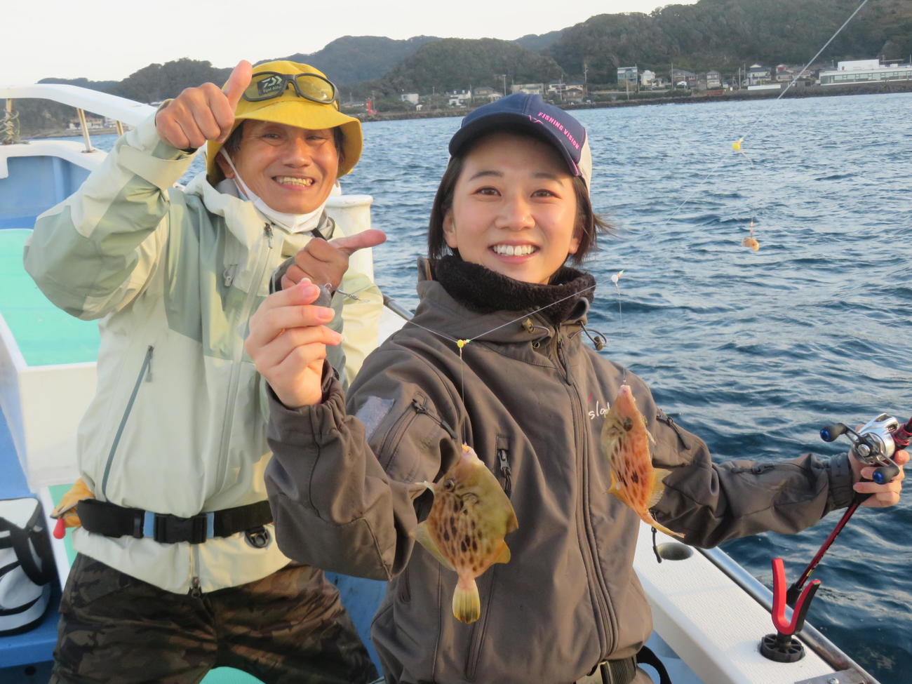 人生初のカワハギダブルを経験した太田唯（右）と祝福する堀江晴夫さん