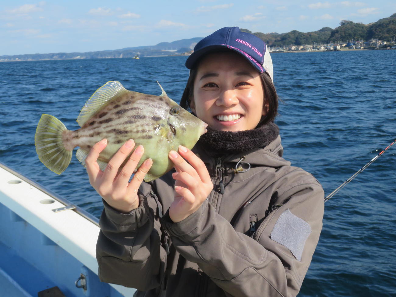 この日自身最大の28センチを釣り上げ満面の笑みを浮かべた