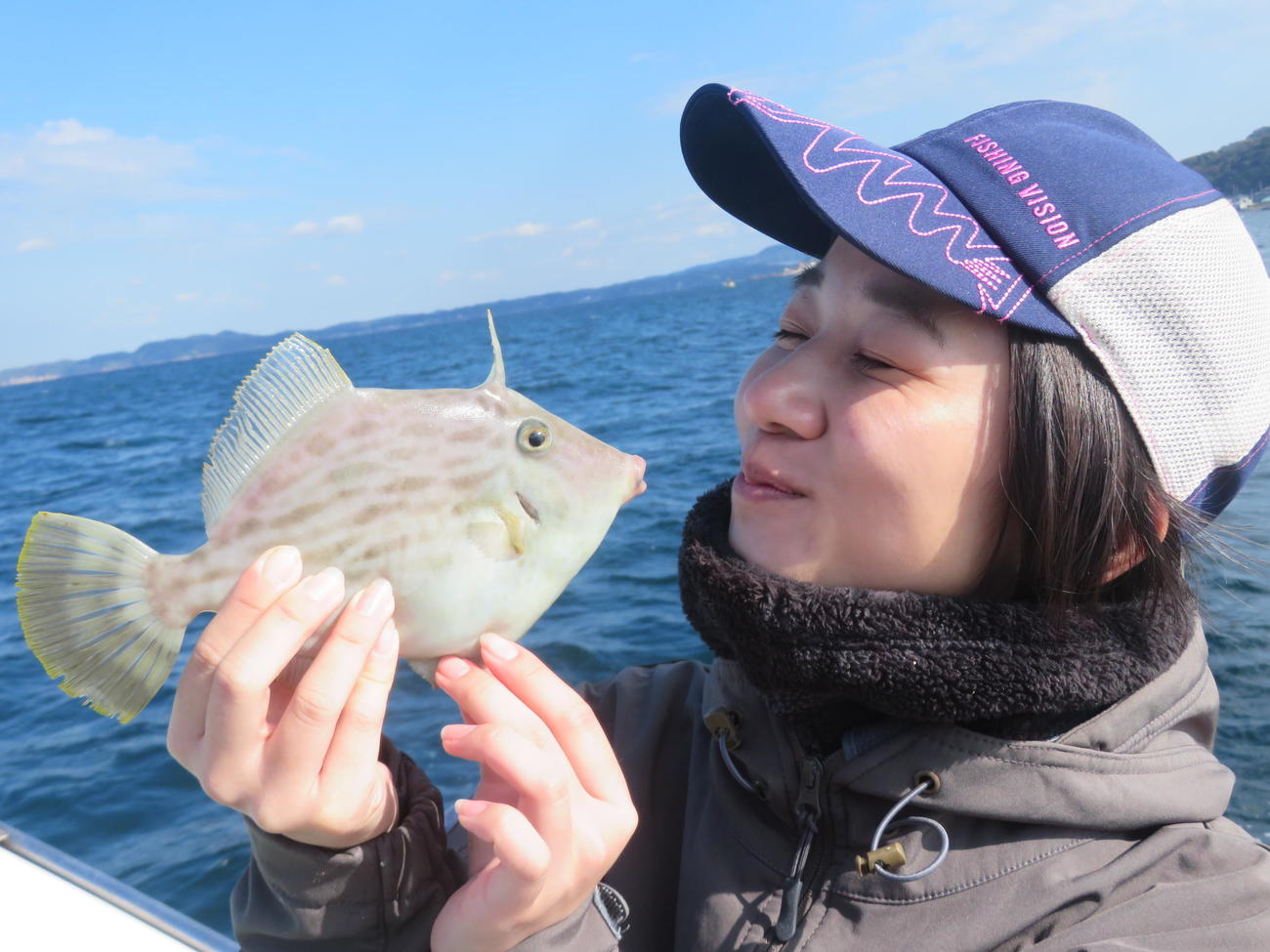 釣り上げたカワハギにキスを迫る太田唯