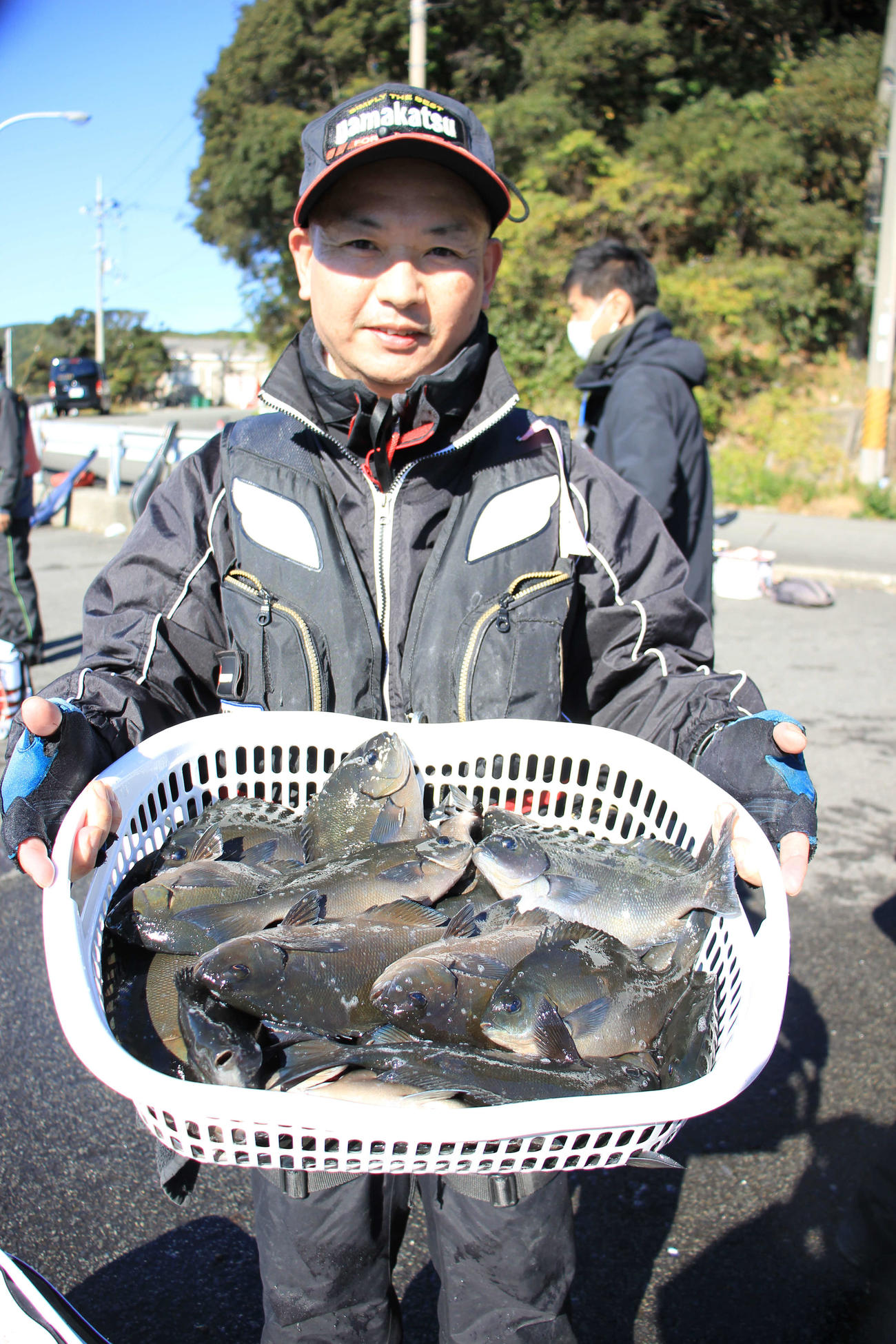 カゴいっぱいのグレを検量に持ち込み36匹最多匹数賞を獲得した奥出さん