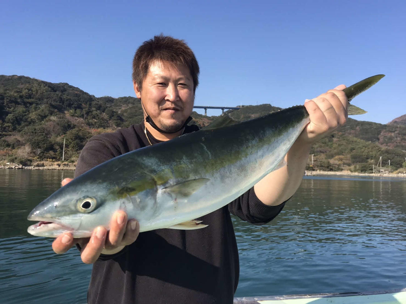 吉田さんが落とし込みで仕留めた65センチのメジロ