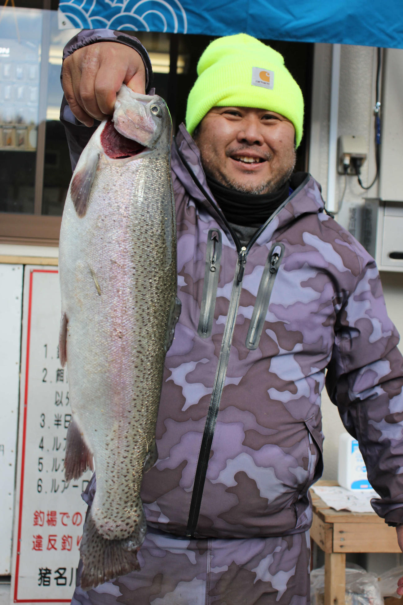 スプーンで53センチマスを釣った遠山さん