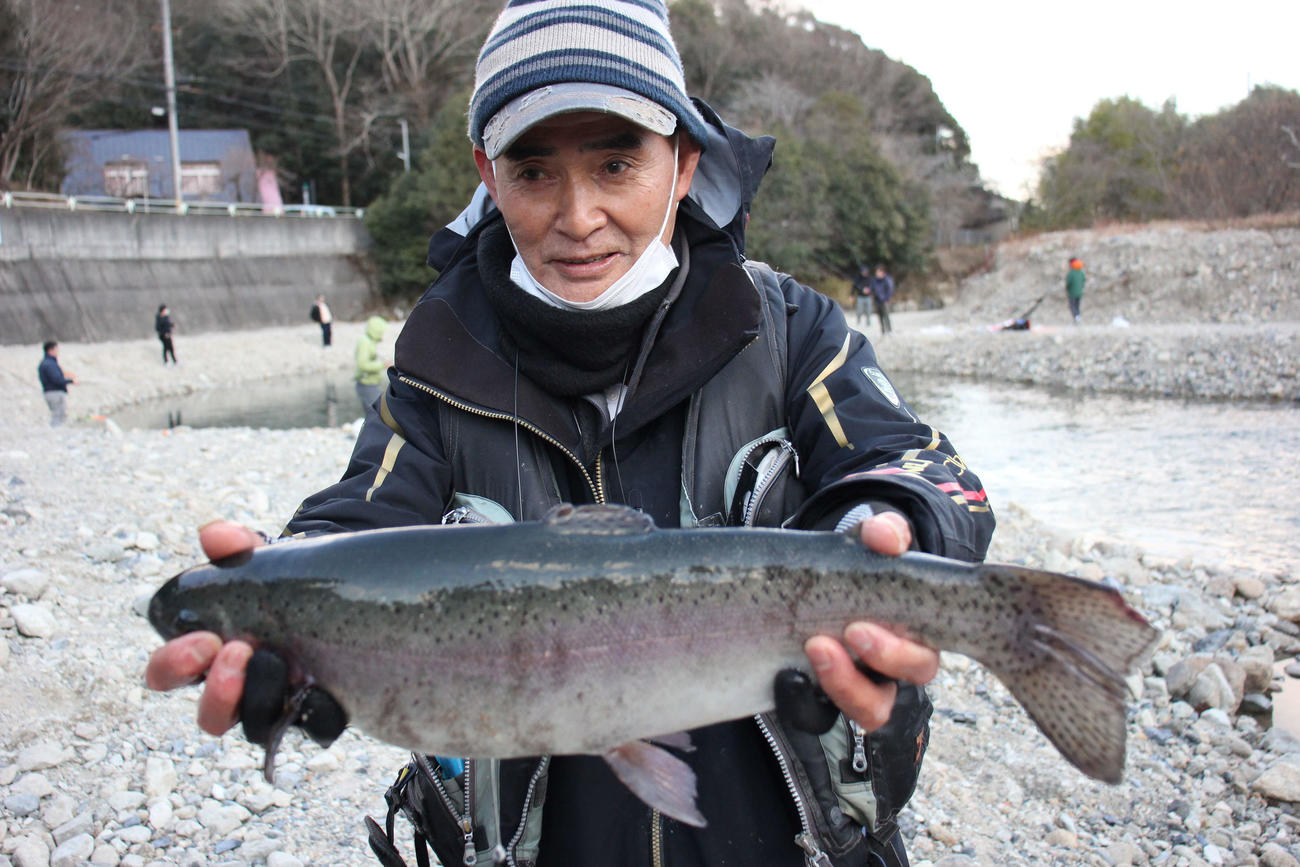 下浦さんもブドウ虫で５３センチをゲット
