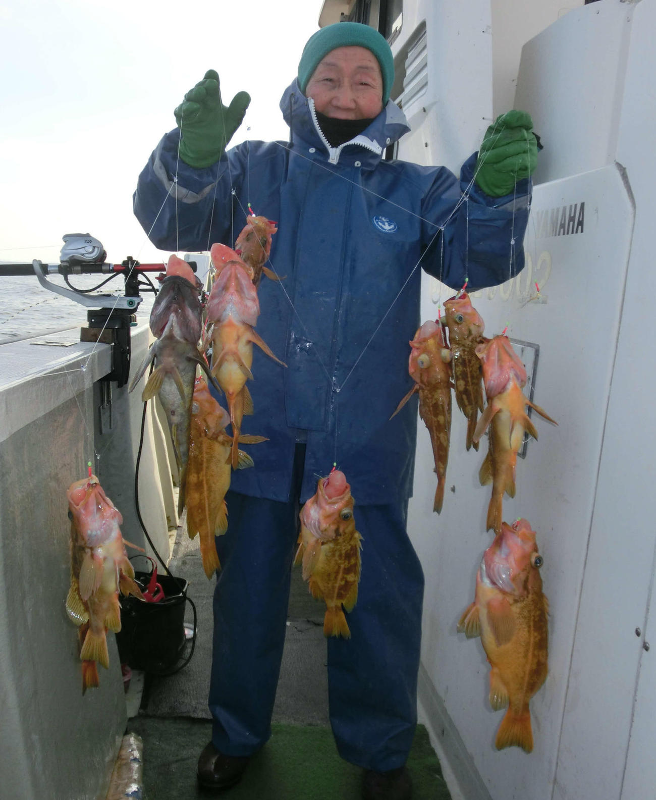 浦河町荻伏沖でヤナギノマイなどを釣り上げた札幌市の本間実さん