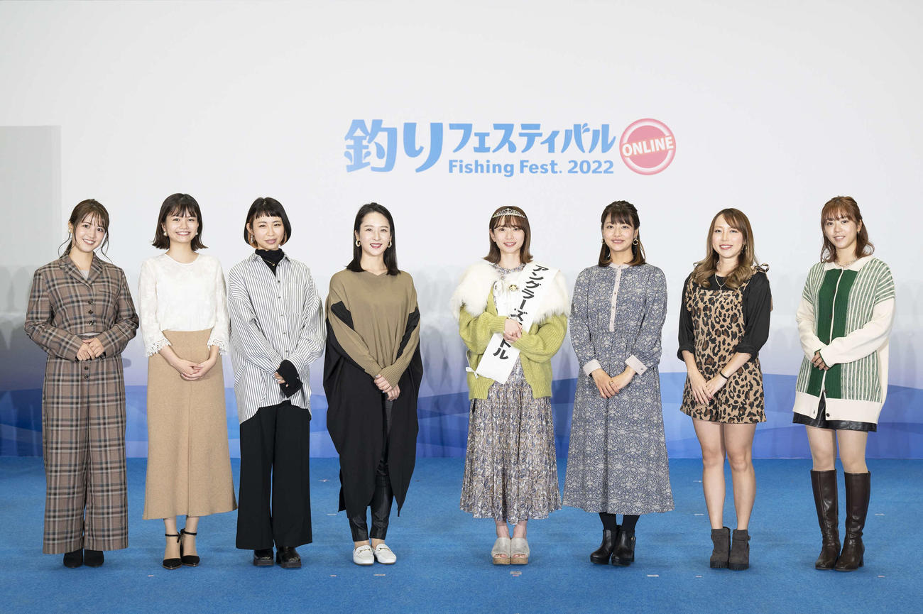 第13代アングラーズアイドルに輝いた神野梓さん（中央右）と歴代アングラーズアイドルたち