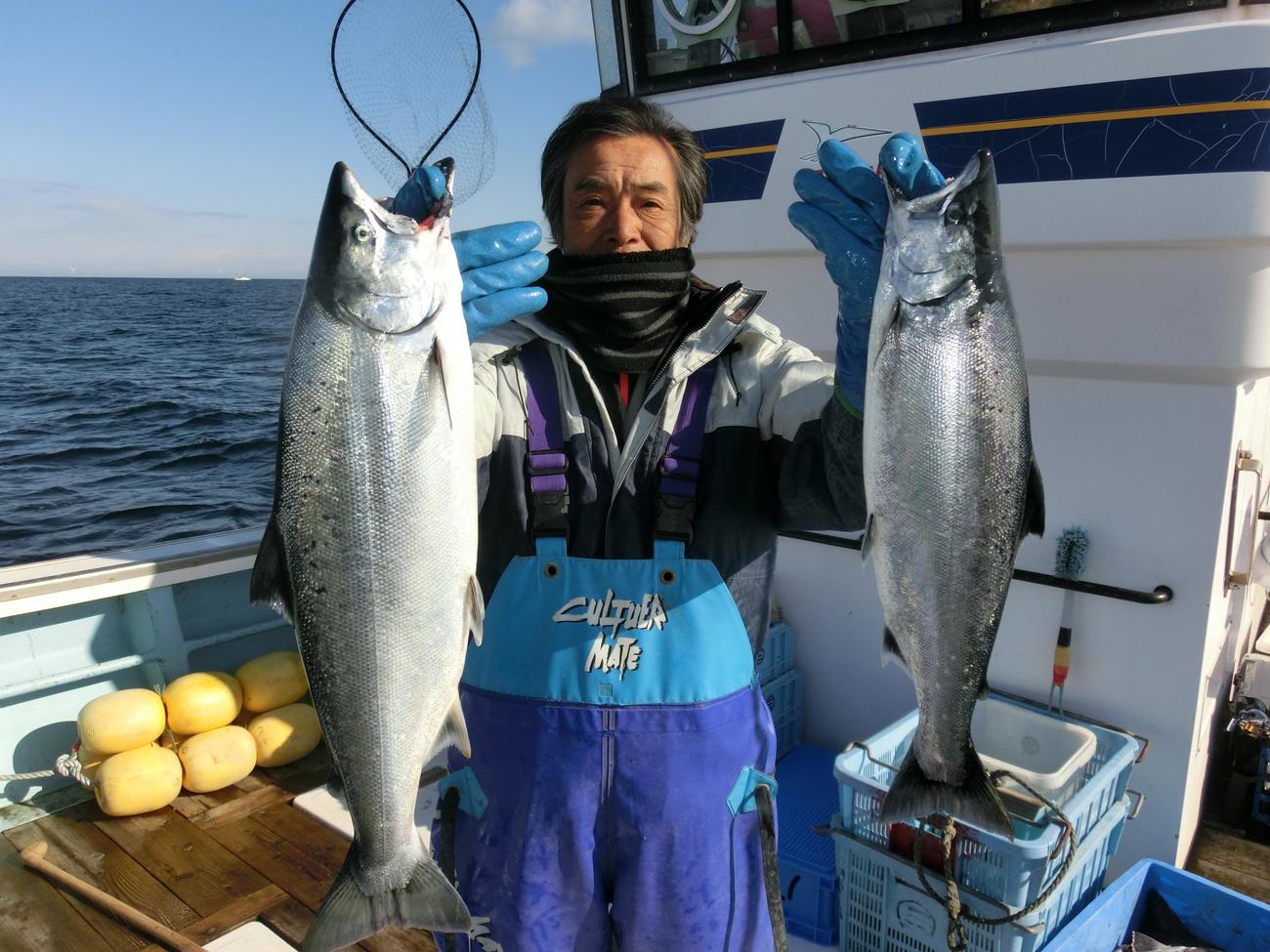 白老沖で2キロ超のサクラマスを釣り上げた八木田正信さん