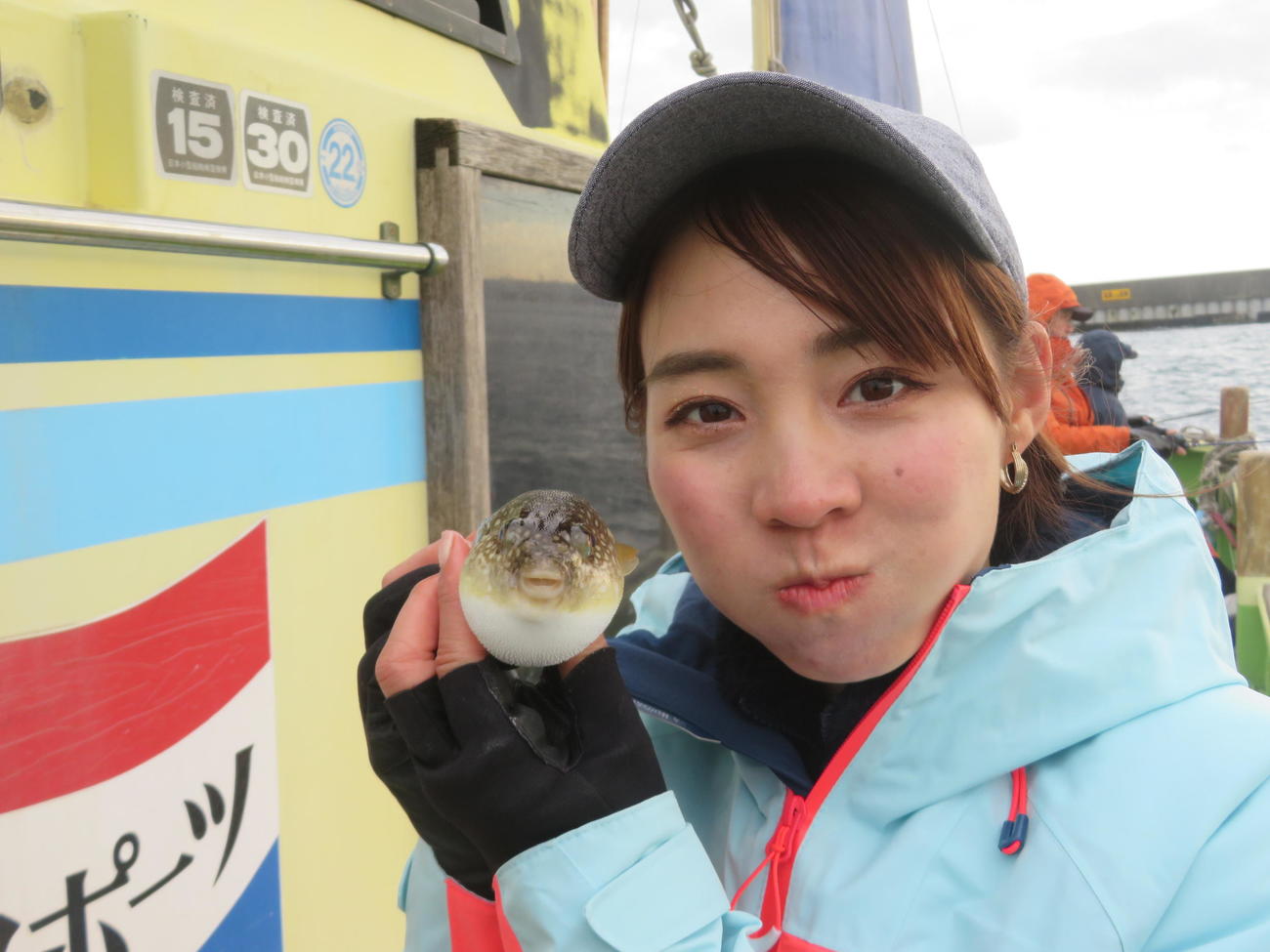 パンパンに膨らむフグを見て、負けじとほっぺを膨らませる利水つばさ