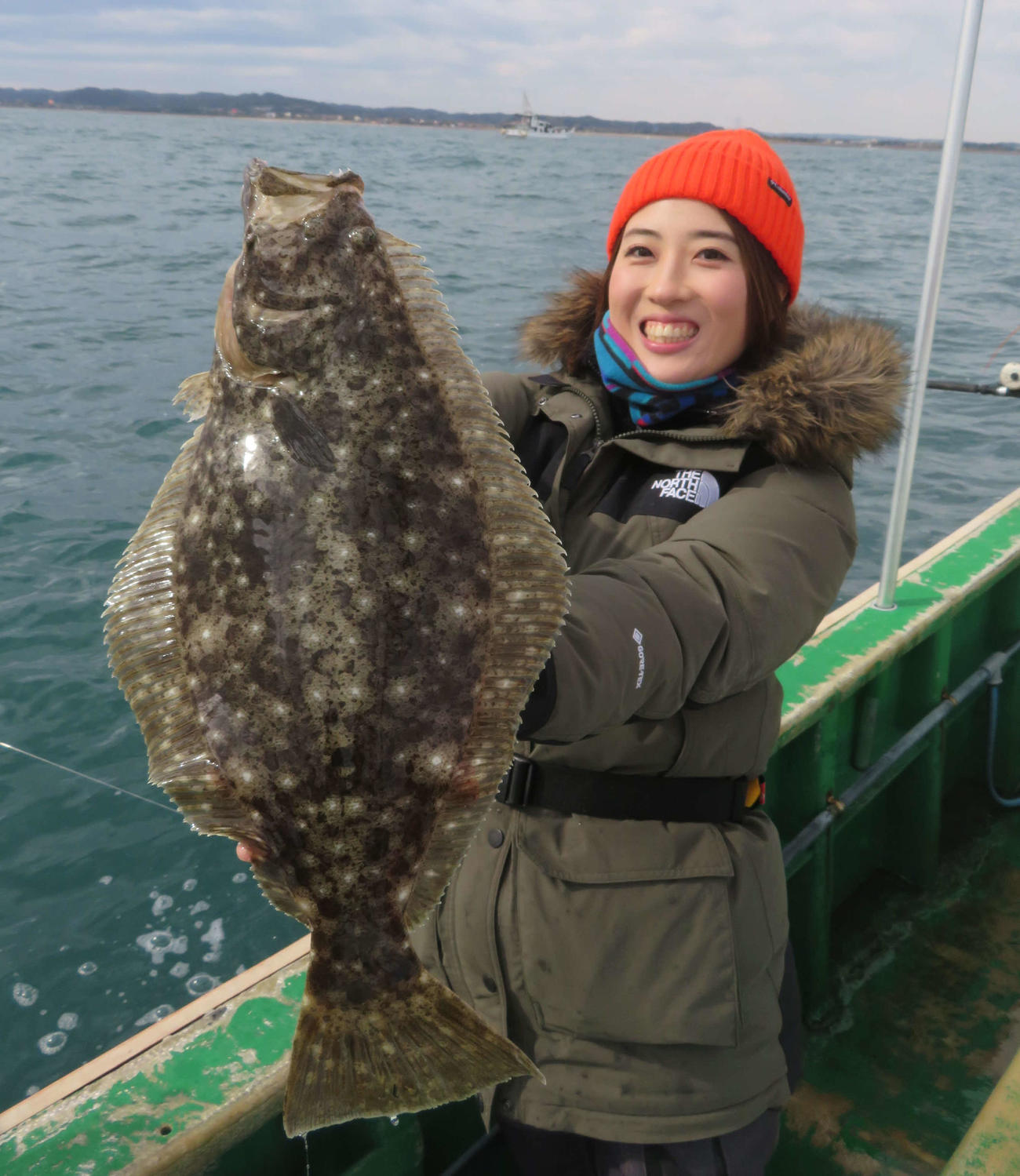 貴重な1.8キロを釣り上げて笑顔の岡田万里奈