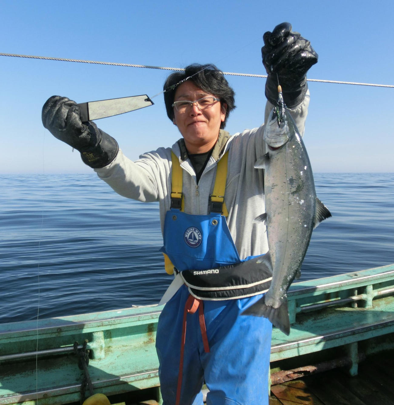 白老沖でサクラマスを釣り上げた札幌市の佐々木一伸さん