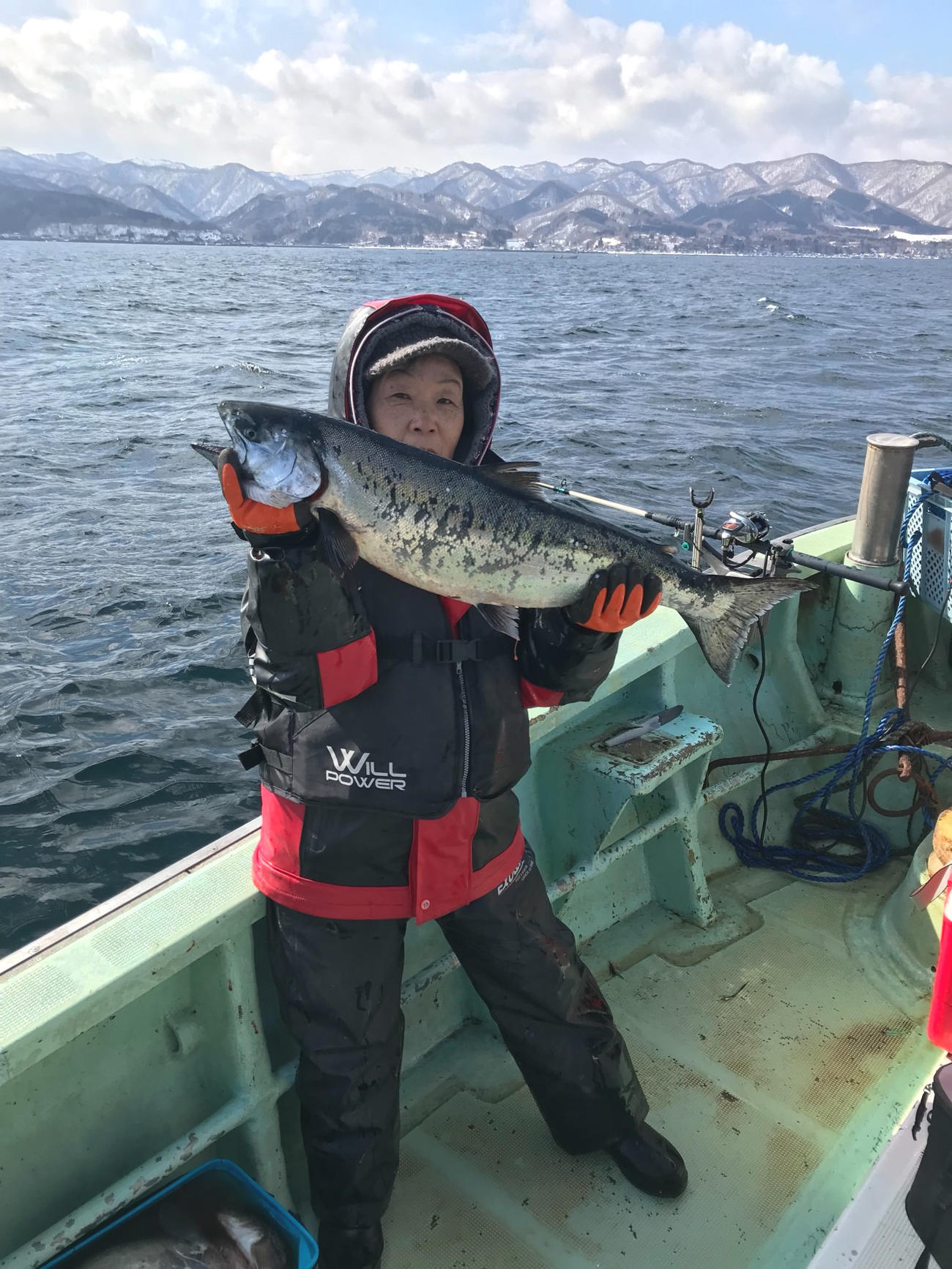 2日に釣れた6キロ超のキングサーモンを手に喜ぶ愛好家