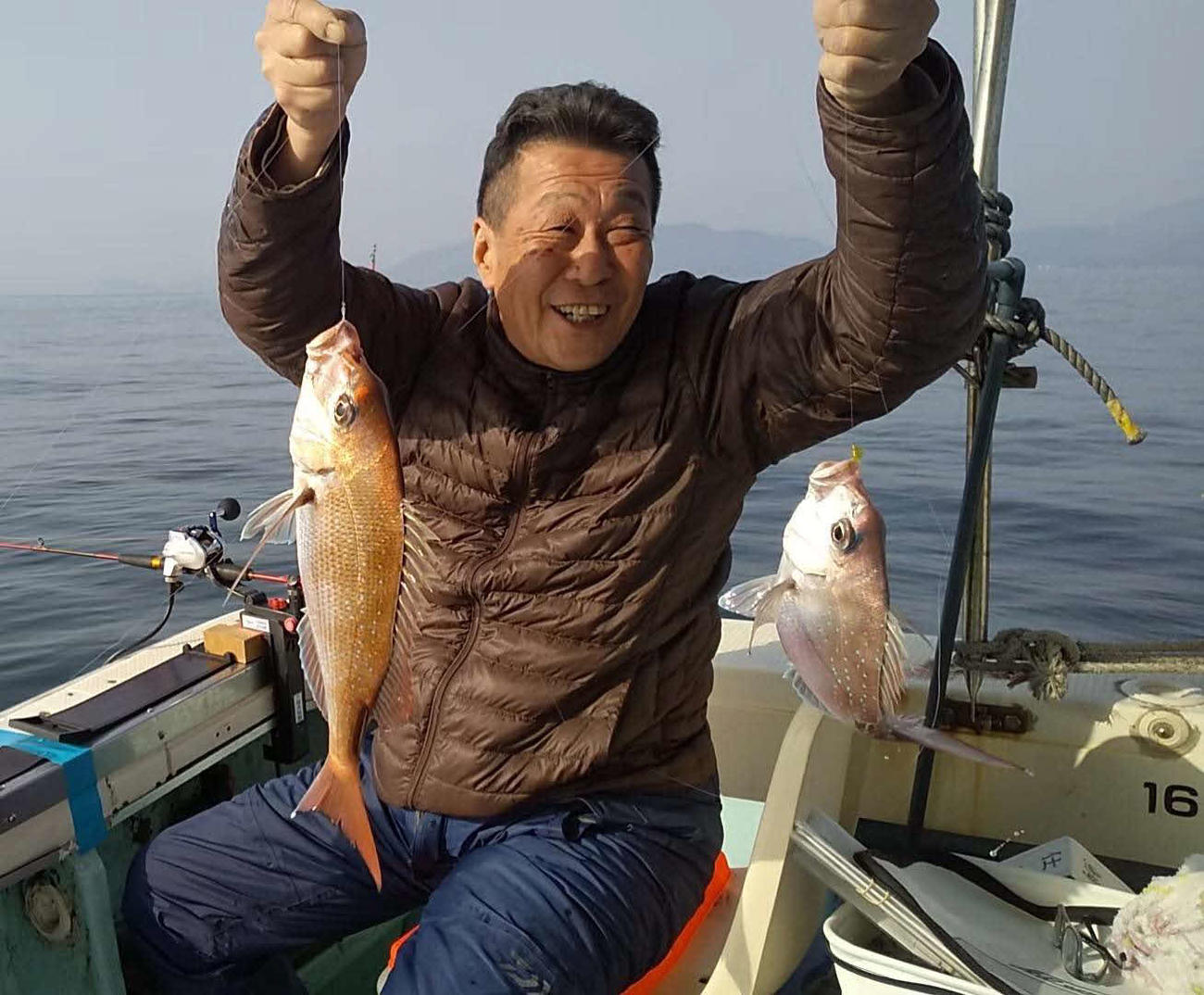 美形マダイの連掛けに笑顔の熊本さん