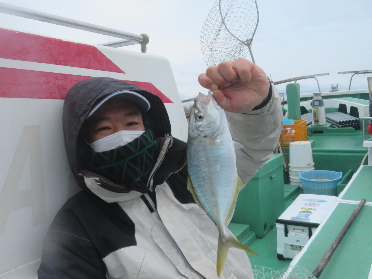 本命シマアジを釣り上げた田中宏司さん