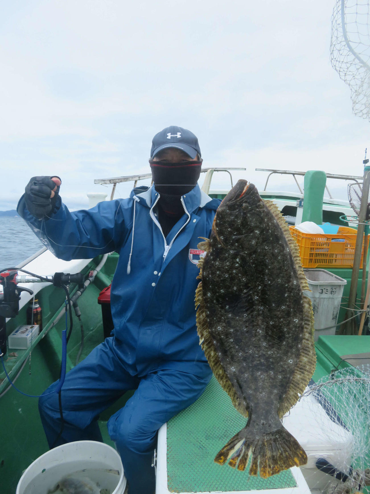 本命に加え5キロの大ビラメを釣り上げた緑川英雄さん
