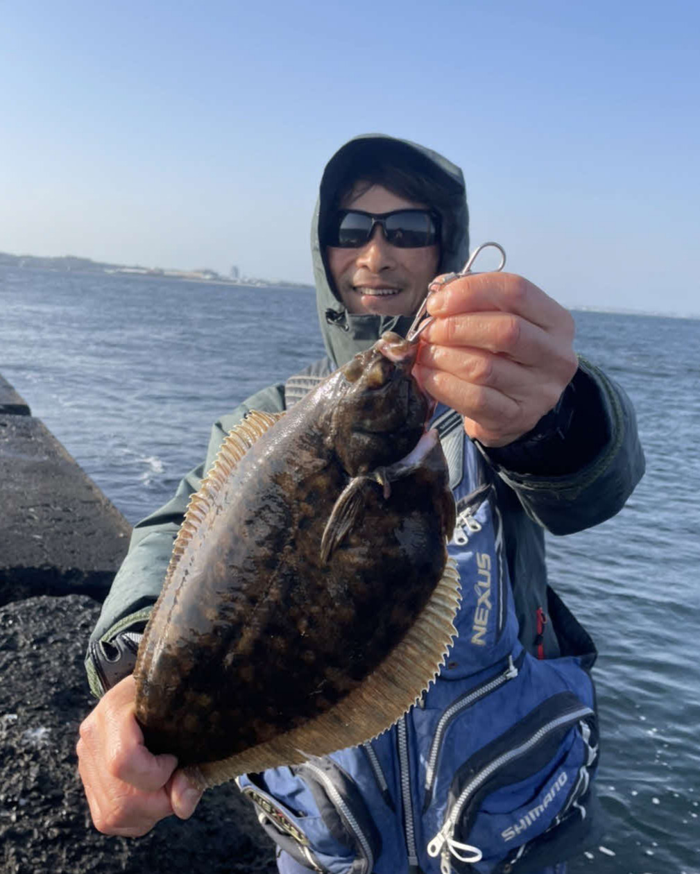 取材翌日、常連の内野武志さんが35センチマコガレイをゲット