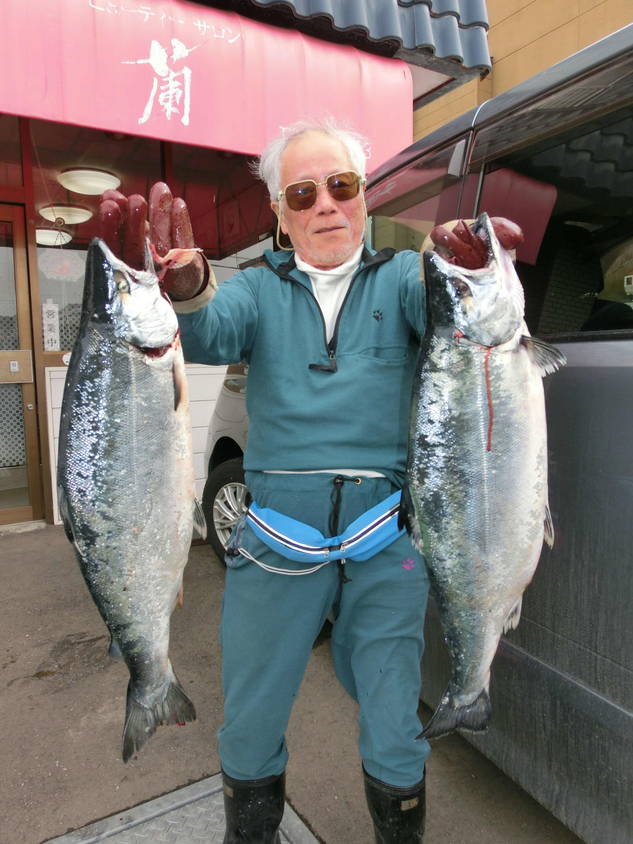 川白沖で3キロオーバーのサクラマスを釣り上げた札幌市の若林さん