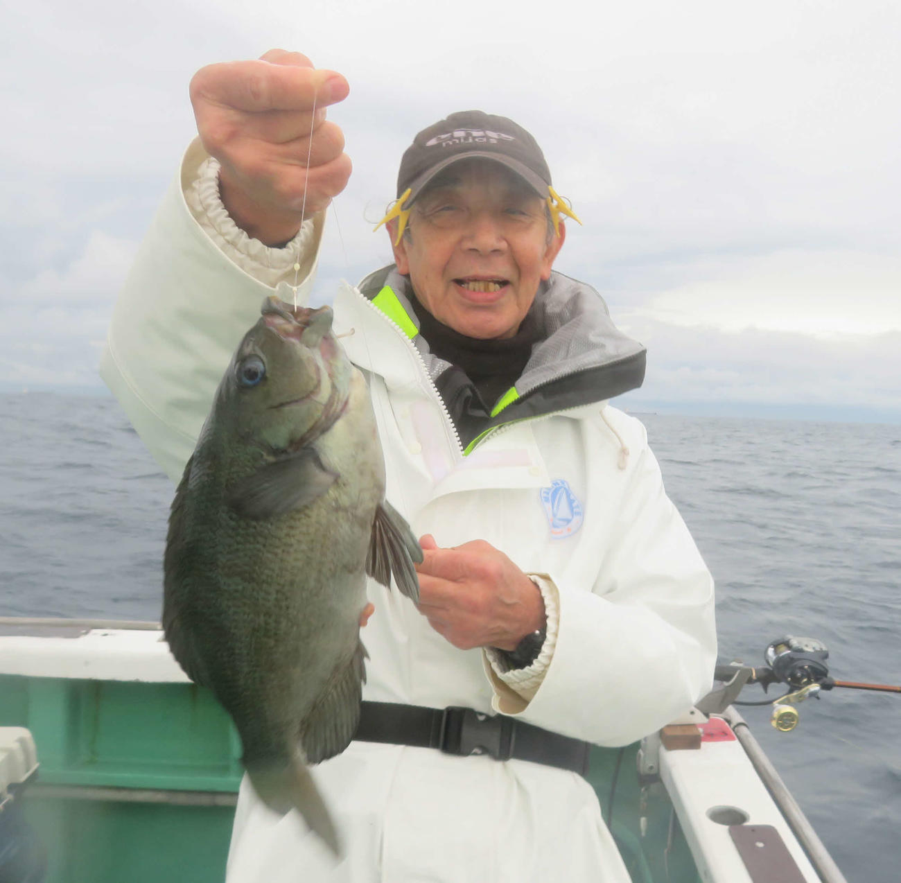 でっぷり太ったメジナをあげた守屋茂さんはにっこり