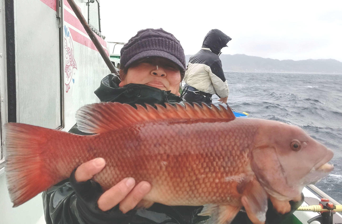 良型のカンダイを釣り上げた本紙釣り班スタッフ渡辺久美子さん